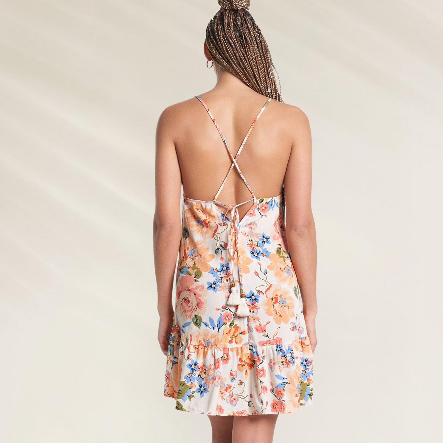 Vestido Curto Floral com Alças Ajustáveis Maaji mostrando as costas com estampa floral colorida