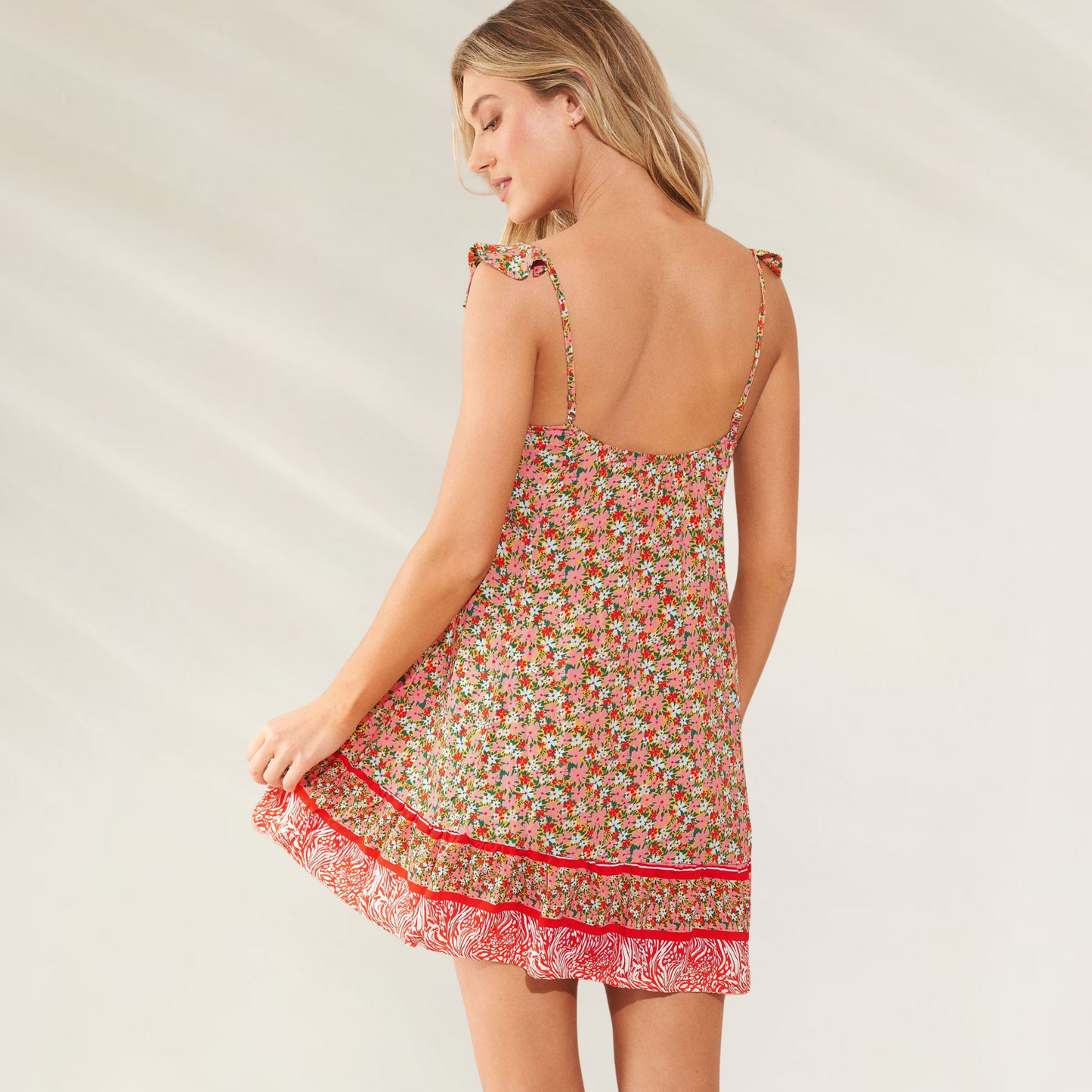 Vestido Curto Floral Romântico e Sustentável Maaji com alças finas e estampa delicada colorida