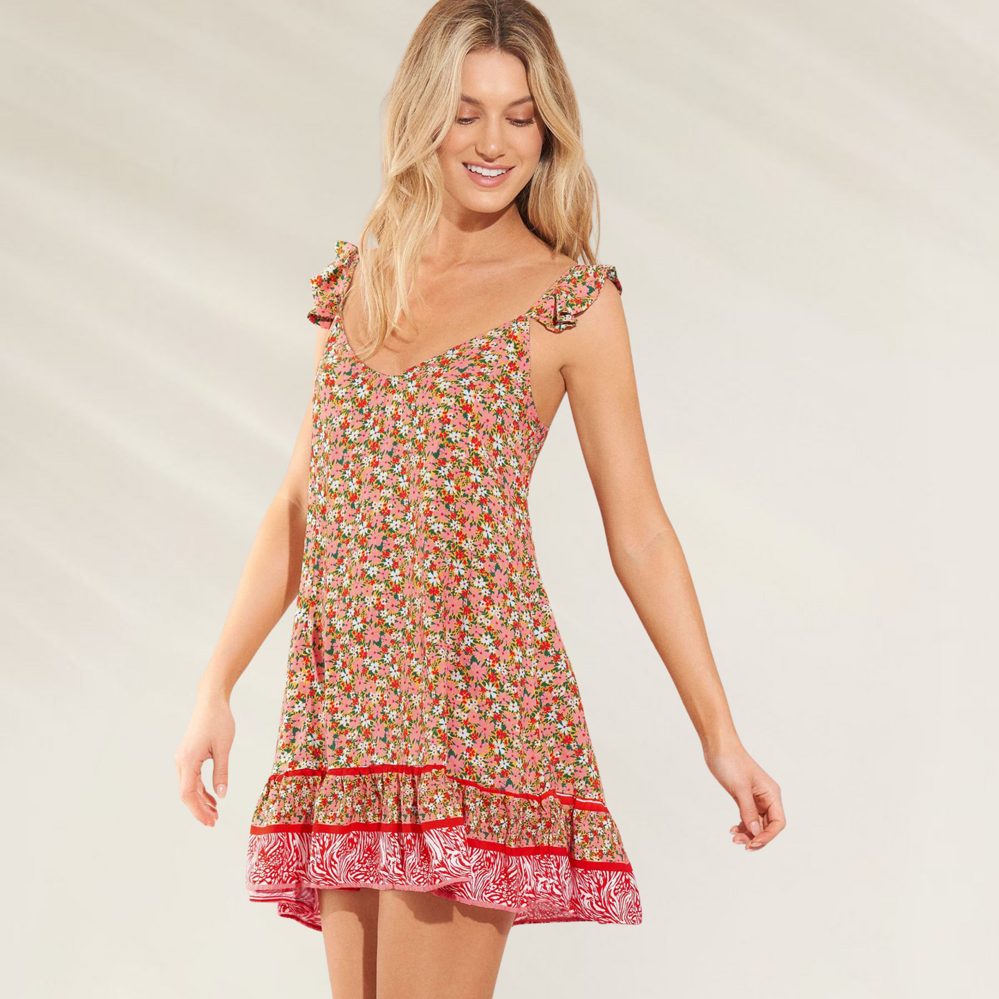 Vestido Curto Floral Romântico e Sustentável Maaji com estampa colorida e alças delicadas