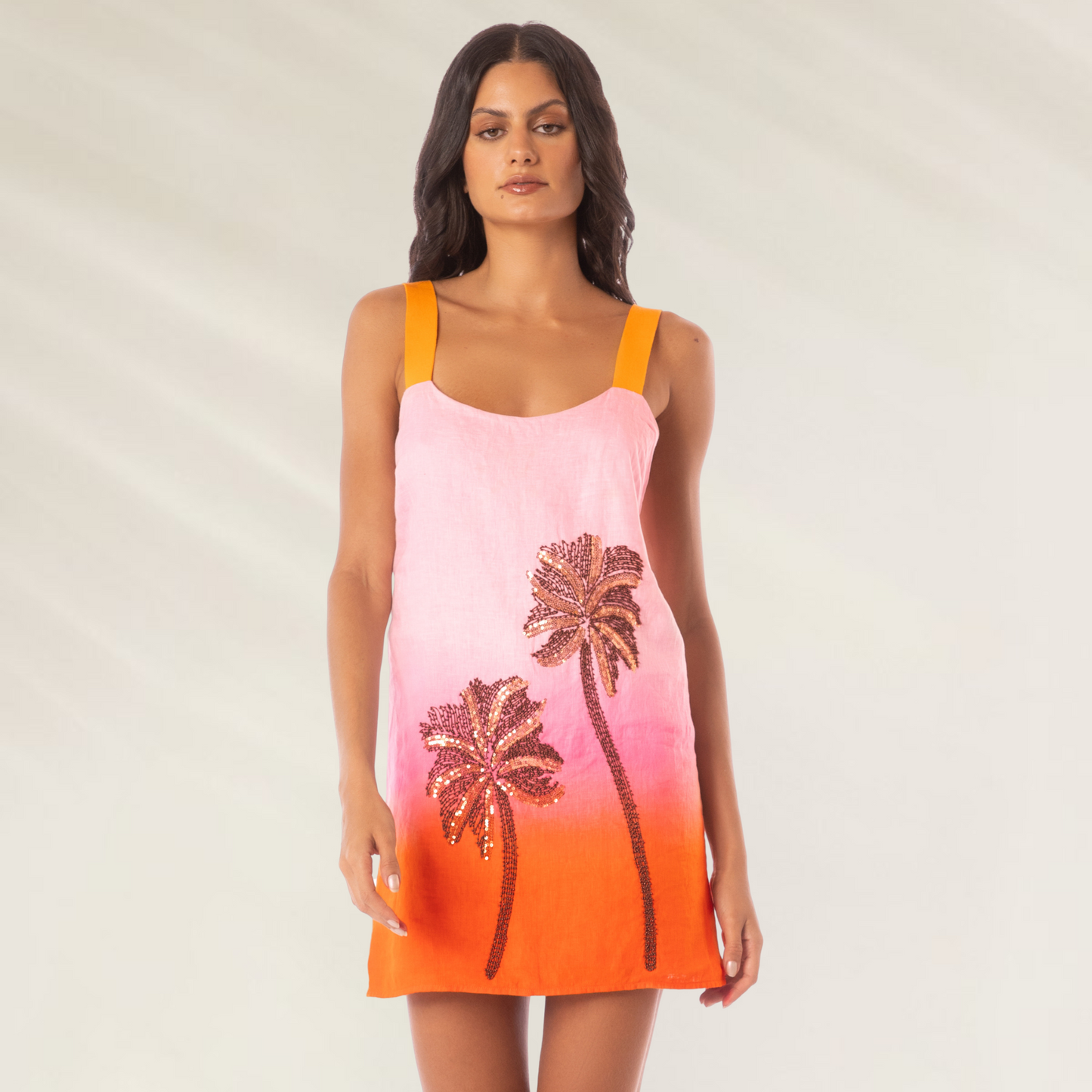Vestido curto Maaji em tons rosa e laranja com estampa de palmeiras em brilho