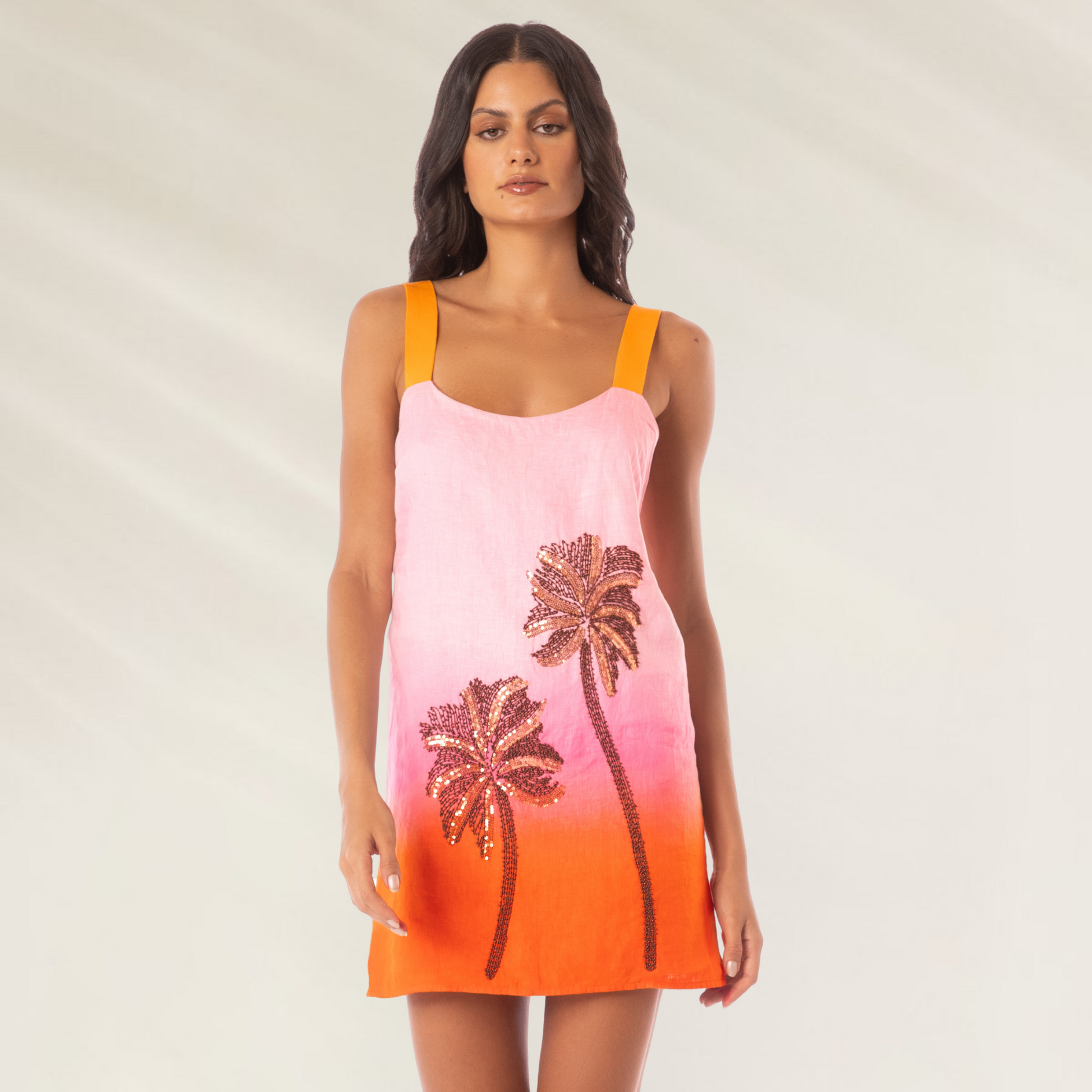 Vestido curto Maaji em tons rosa e laranja com estampa de palmeiras em brilho
