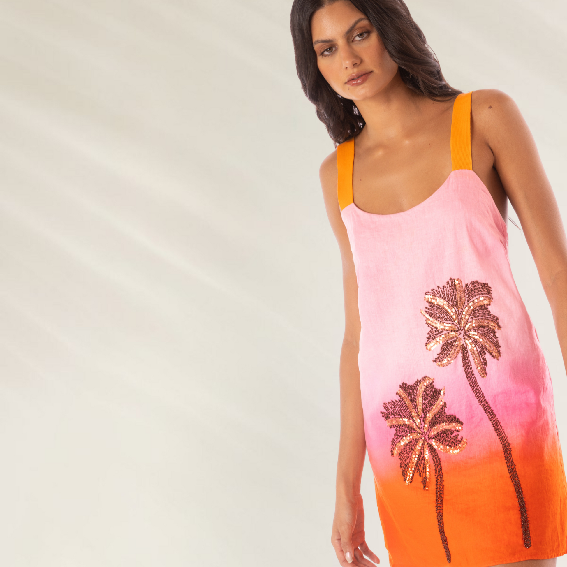 Vestido curto Maaji em degrade laranja com detalhes de flores para estilo casual e elegante