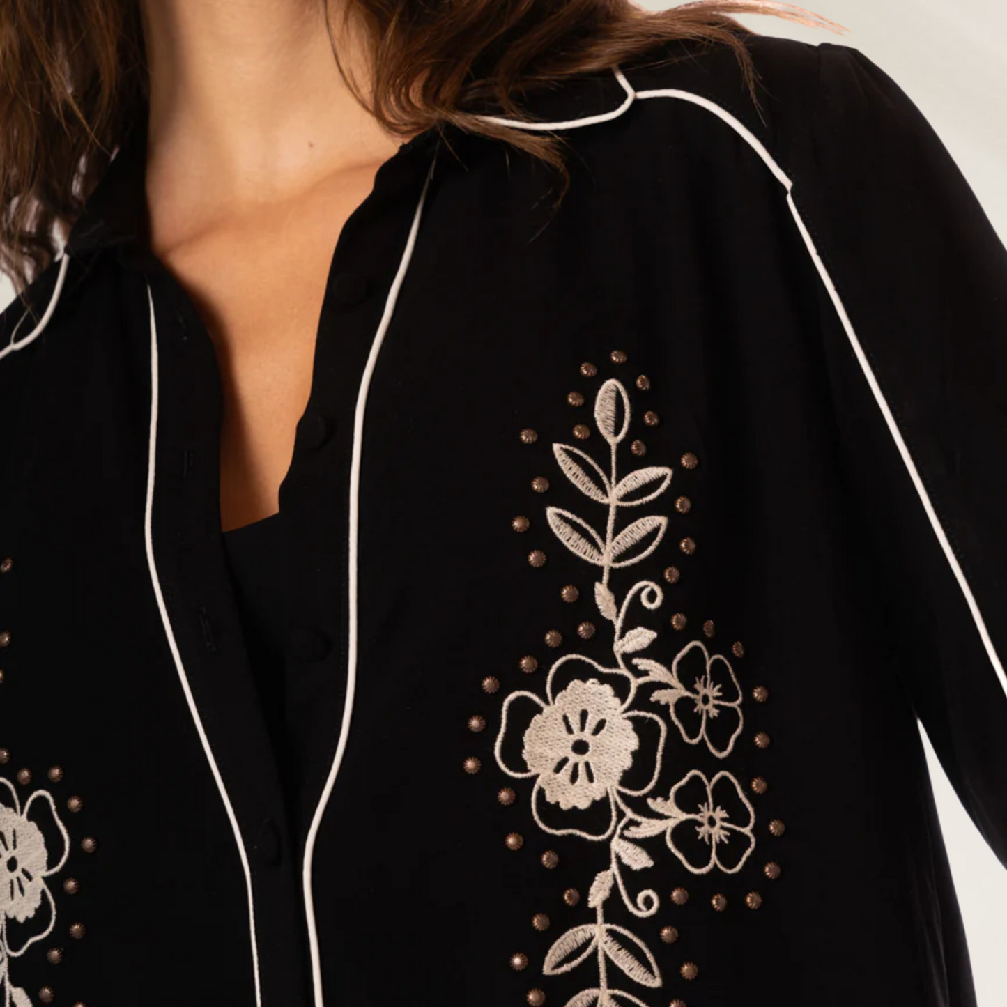 Camisa Longa Juicy Midnight Shadow da Maaji verde com detalhes em renda e amarração frontal