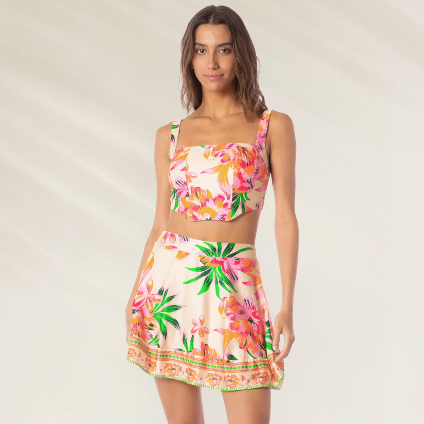 Vestido de Praia Mini Elegância Maaji curto com estampa floral em tons de rosa e verde