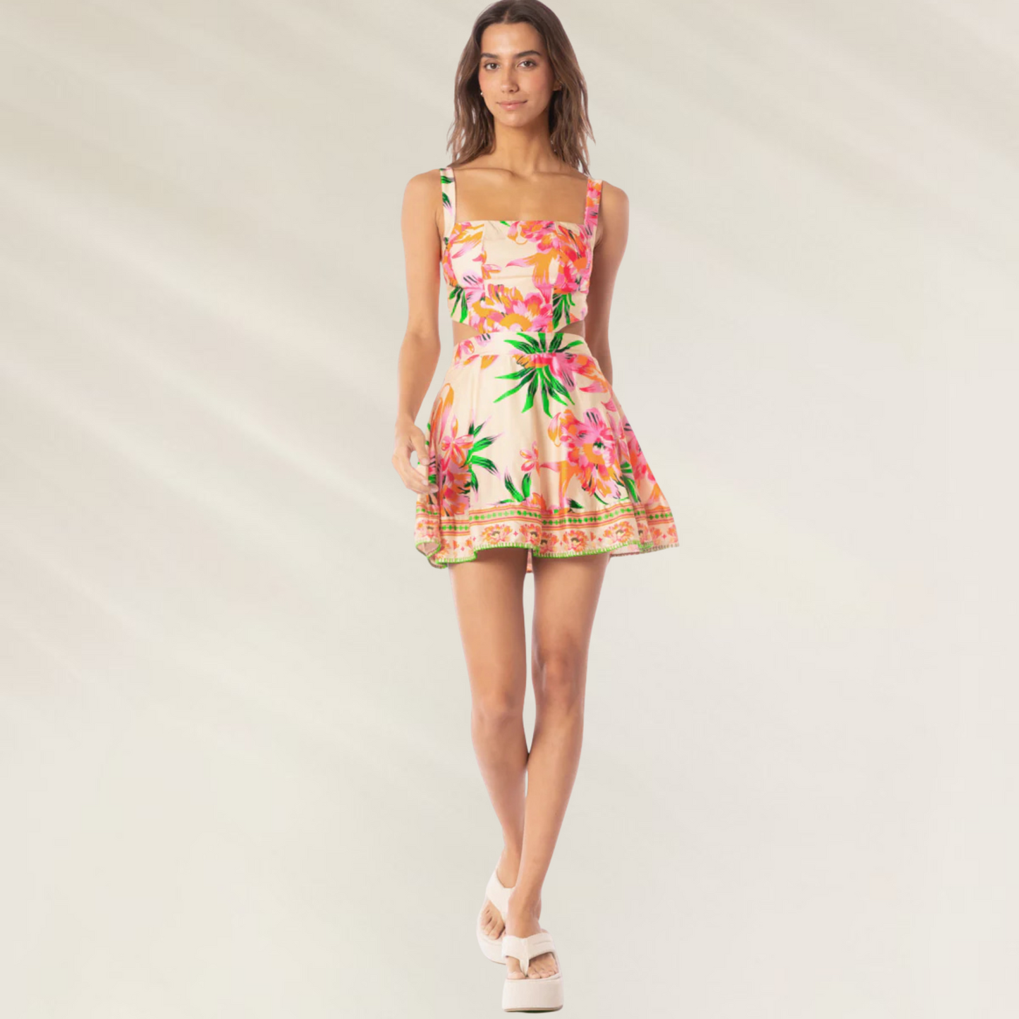 Vestido de Praia Mini Elegância Maaji curto com estampa floral colorida e alças largas