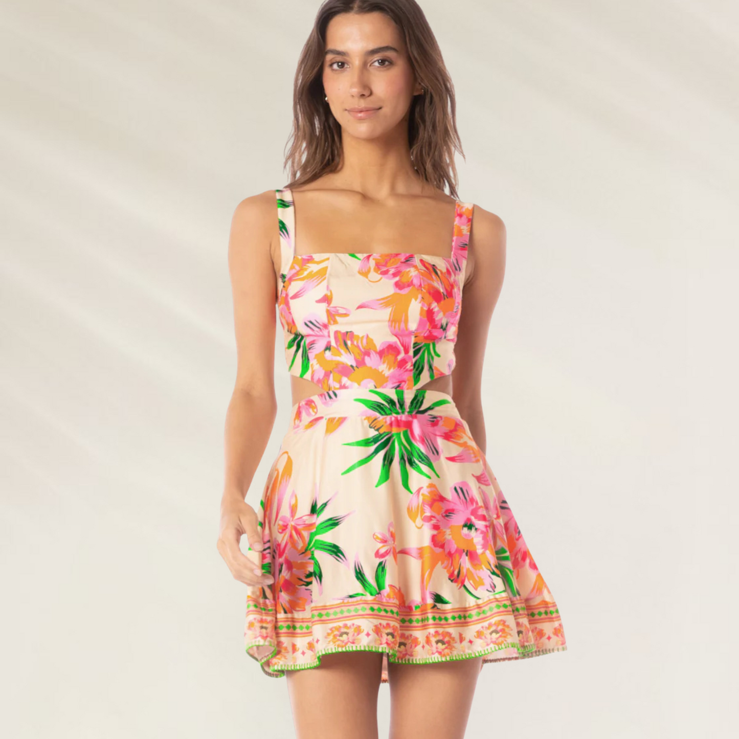 Vestido de Praia Mini Elegância Maaji curto com estampa floral vibrante e design leve