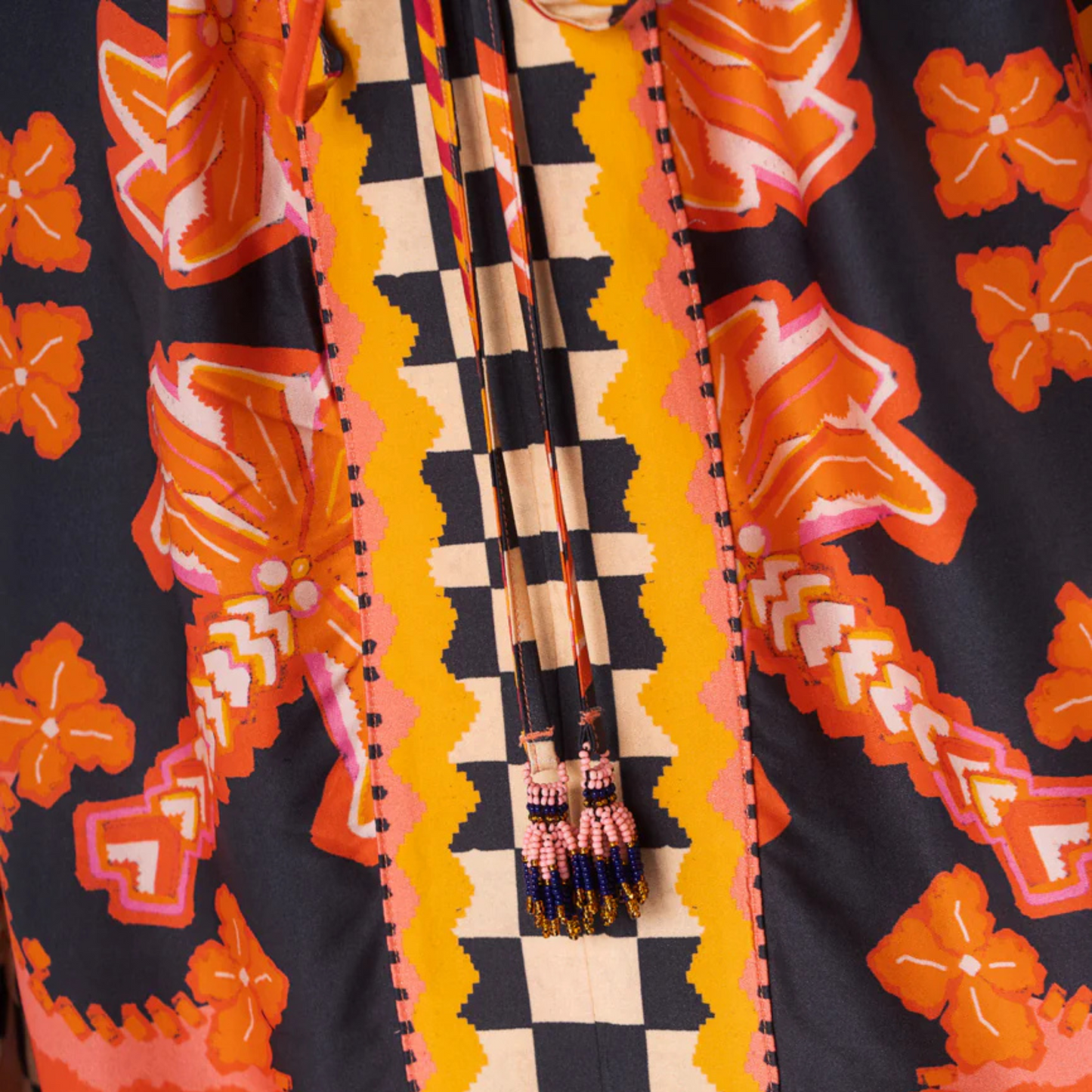 Vestido Kaftan Joypop decote em V Maaji com estampa colorida laranja e detalhes geométricos