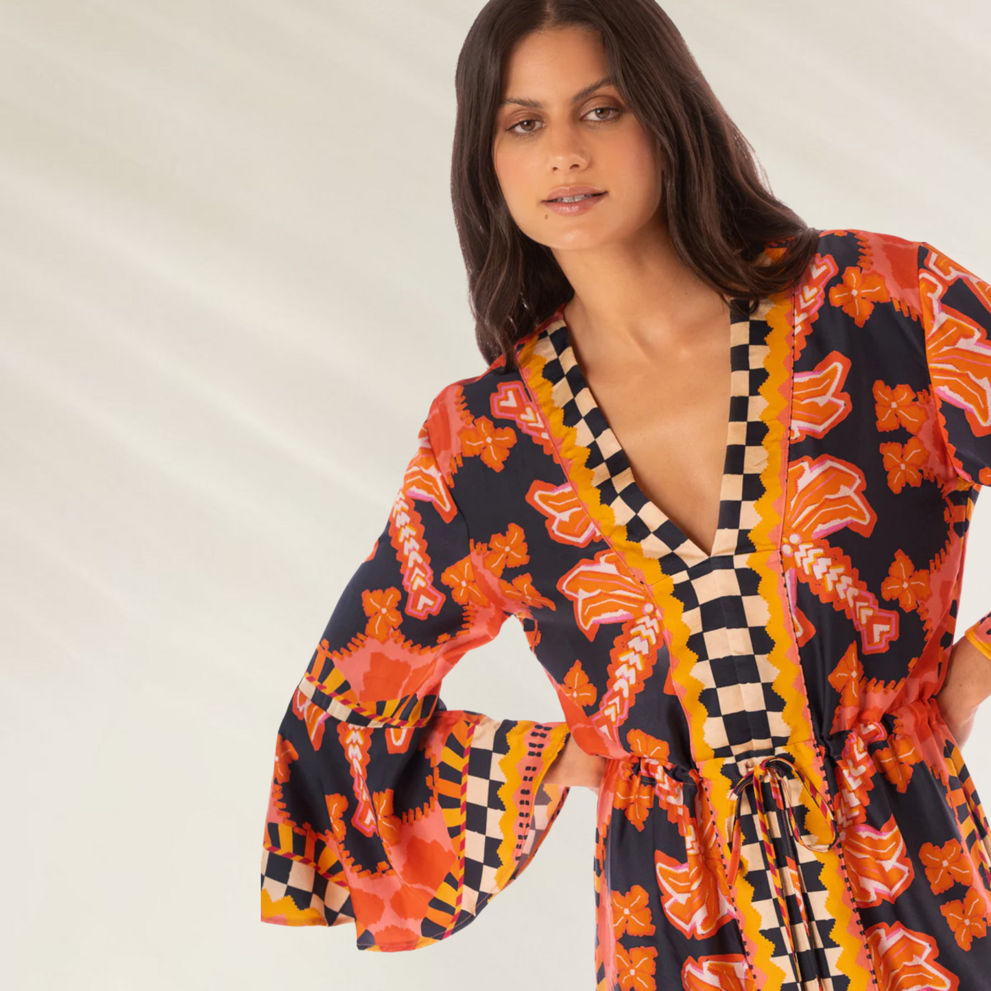 Vestido Kaftan Joypop decote em V Maaji com estampa floral laranja e detalhes em preto e branco