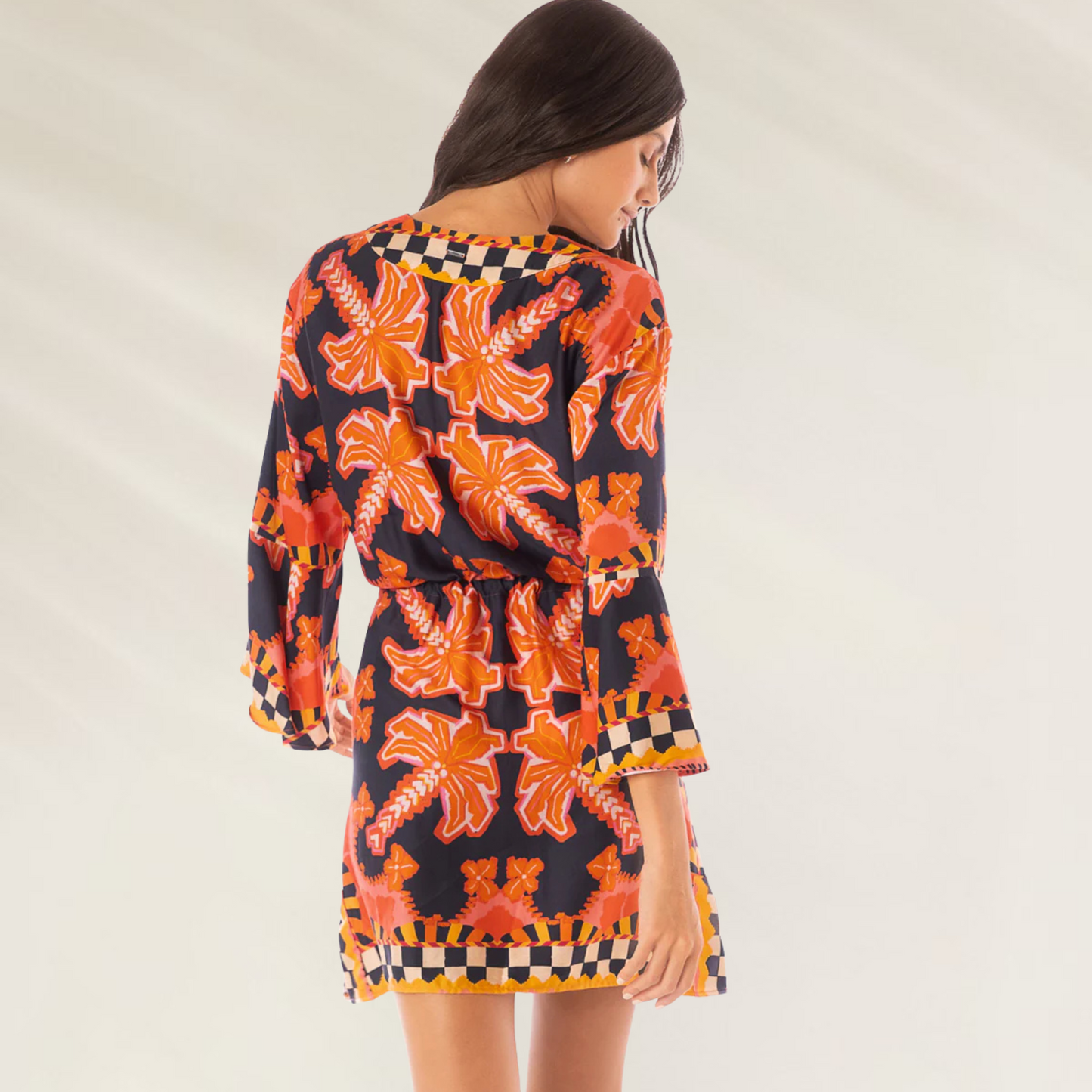 Vestido Kaftan Joypop decote em V Maaji com estampa floral laranja e detalhes em preto e branco.