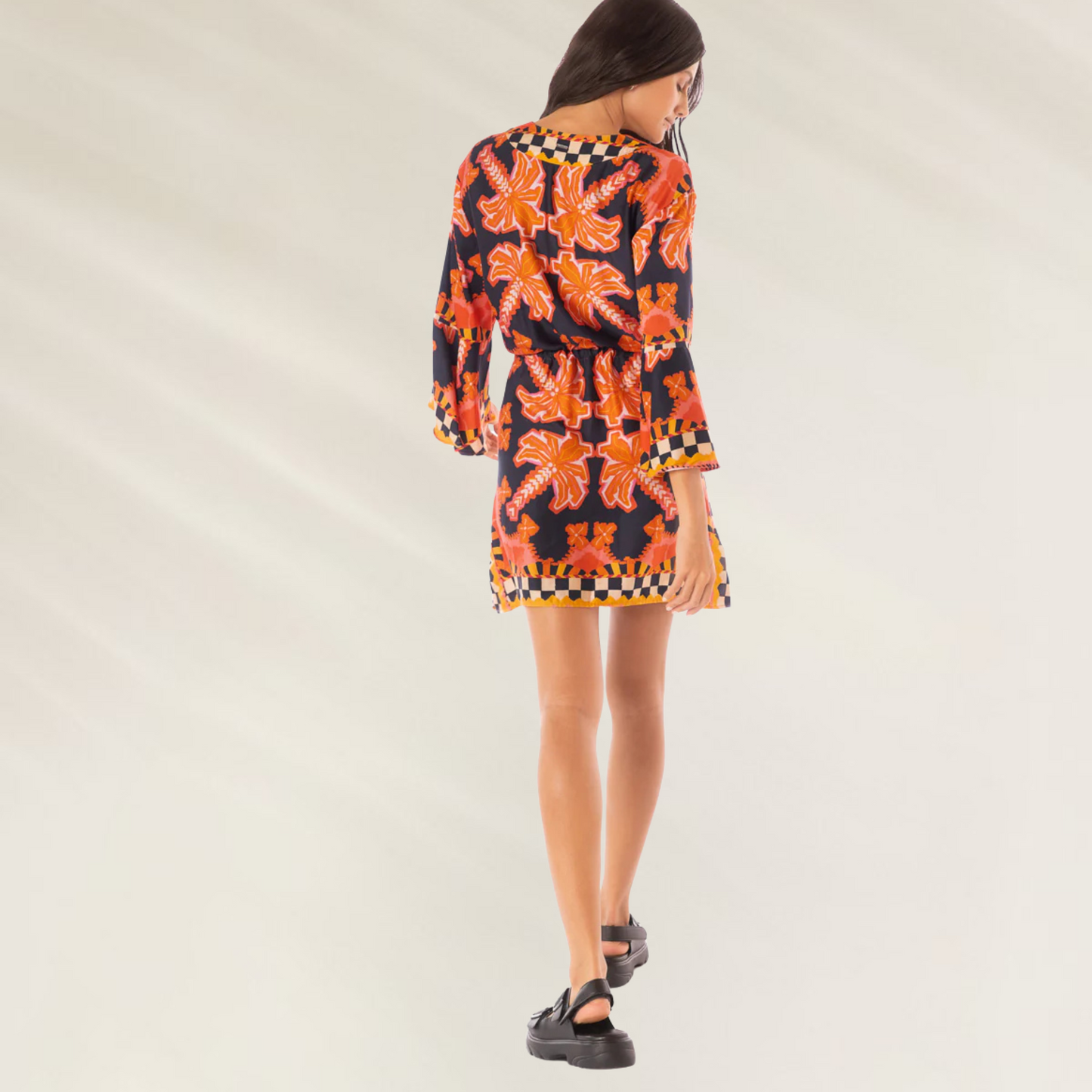 Vestido Kaftan Joypop decote em V Maaji com estampa floral laranja em fundo preto visto de costas