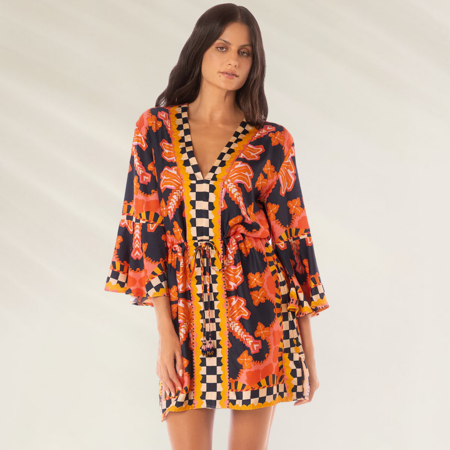 Vestido Kaftan Joypop decote em V Maaji com estampa floral laranja em fundo preto e detalhes xadrez