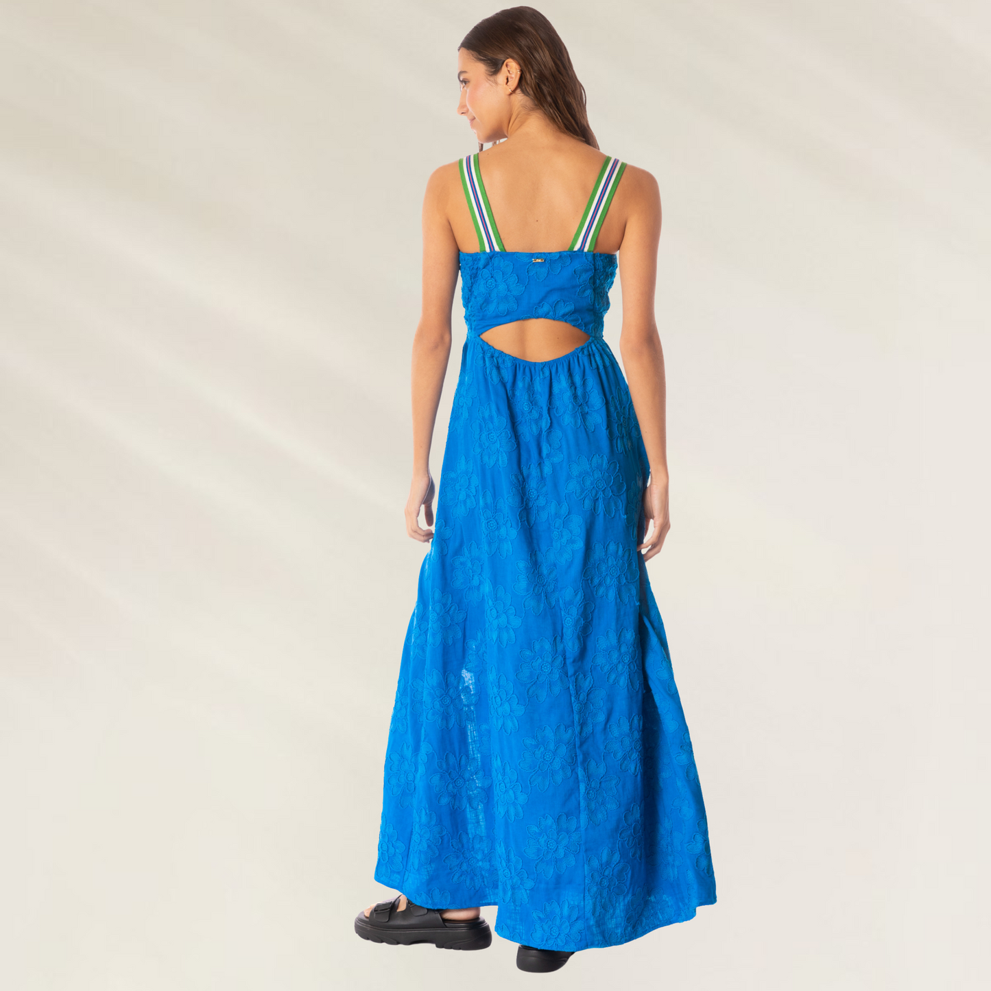 Vestido Longo Azul Bordado com Abertura Maaji visto por trás com alças largas verdes e brancas