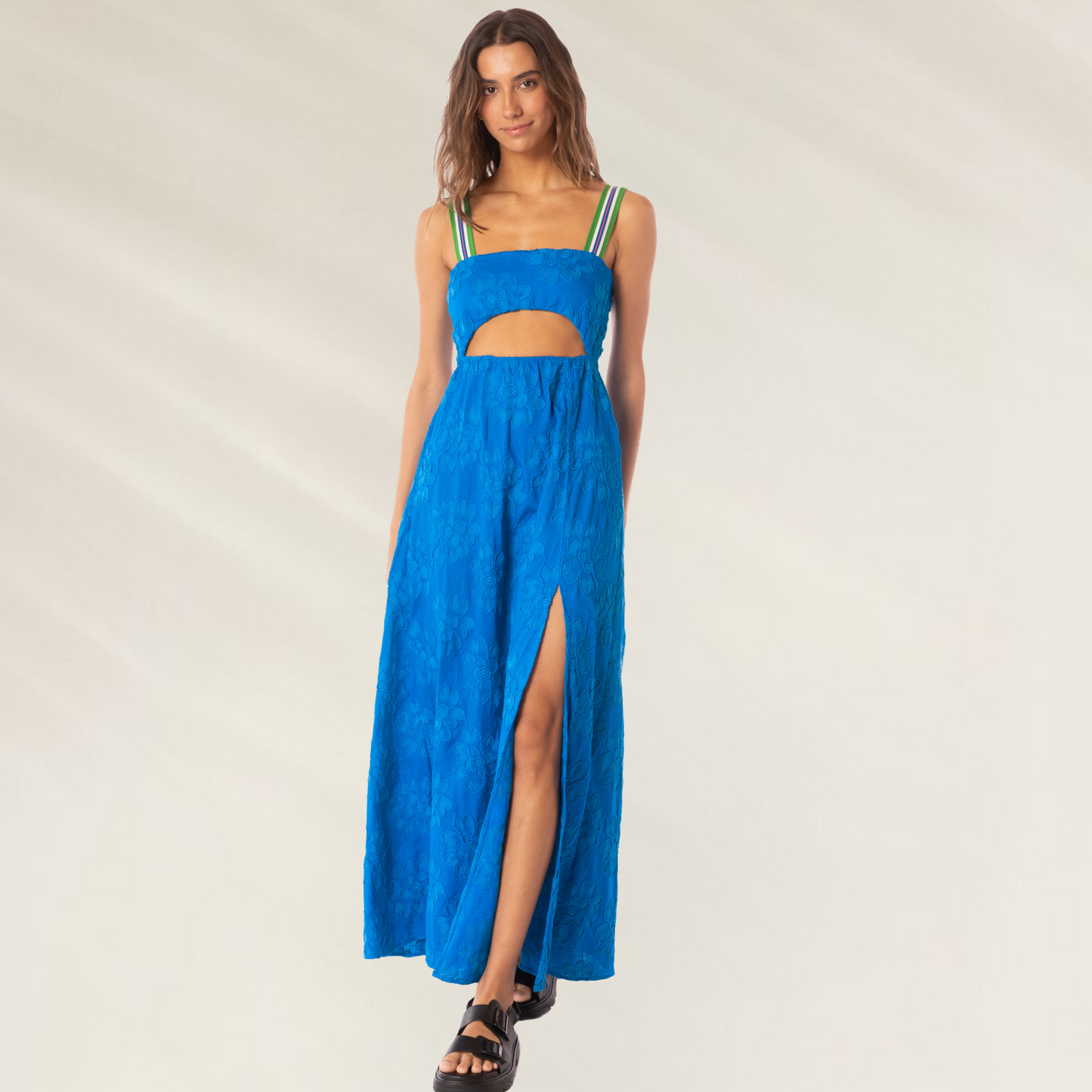 Vestido Longo Azul Bordado com Abertura Maaji com alças finas e fenda lateral usado por mulher