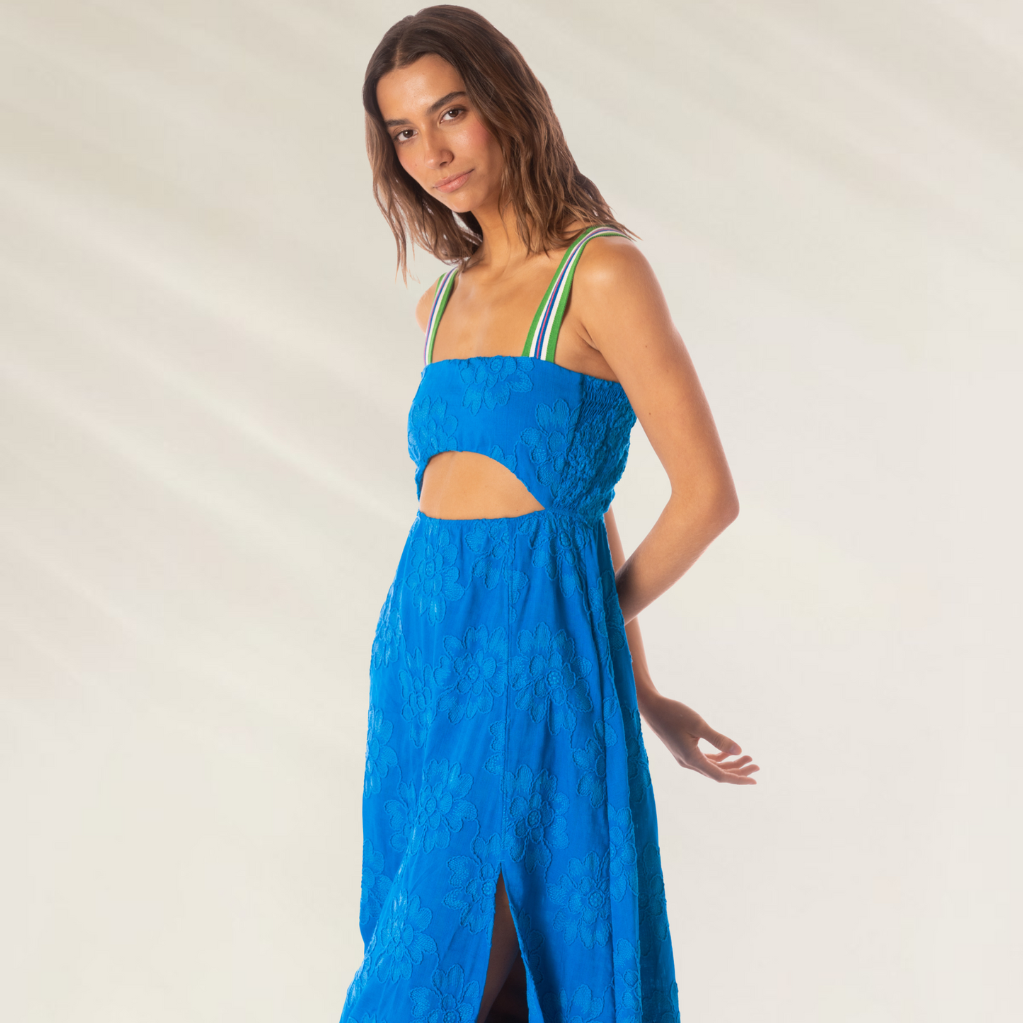 Vestido Longo Azul Bordado com Abertura Maaji com alças coloridas em modelo feminino