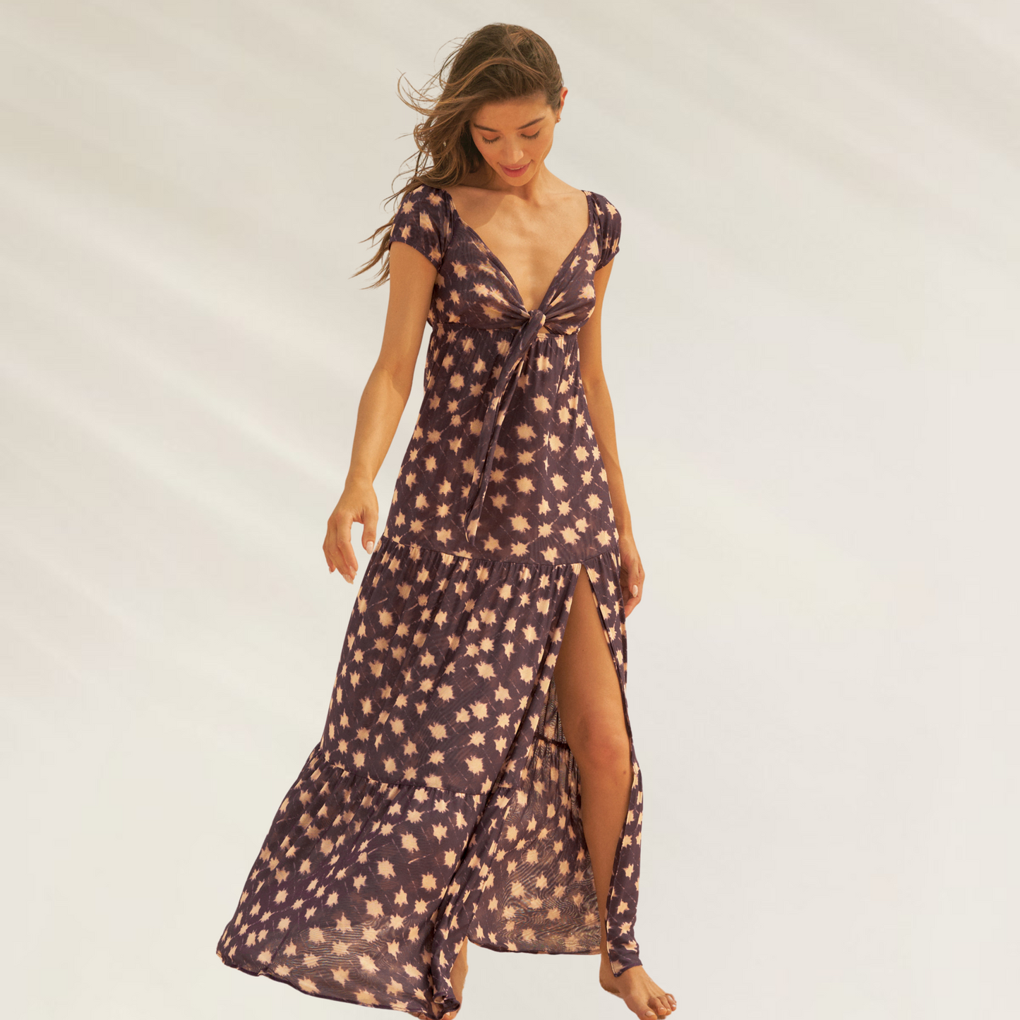 Vestido Longo Dylan Eggplant Dye Maaji com estampa floral, decote em V e fenda lateral