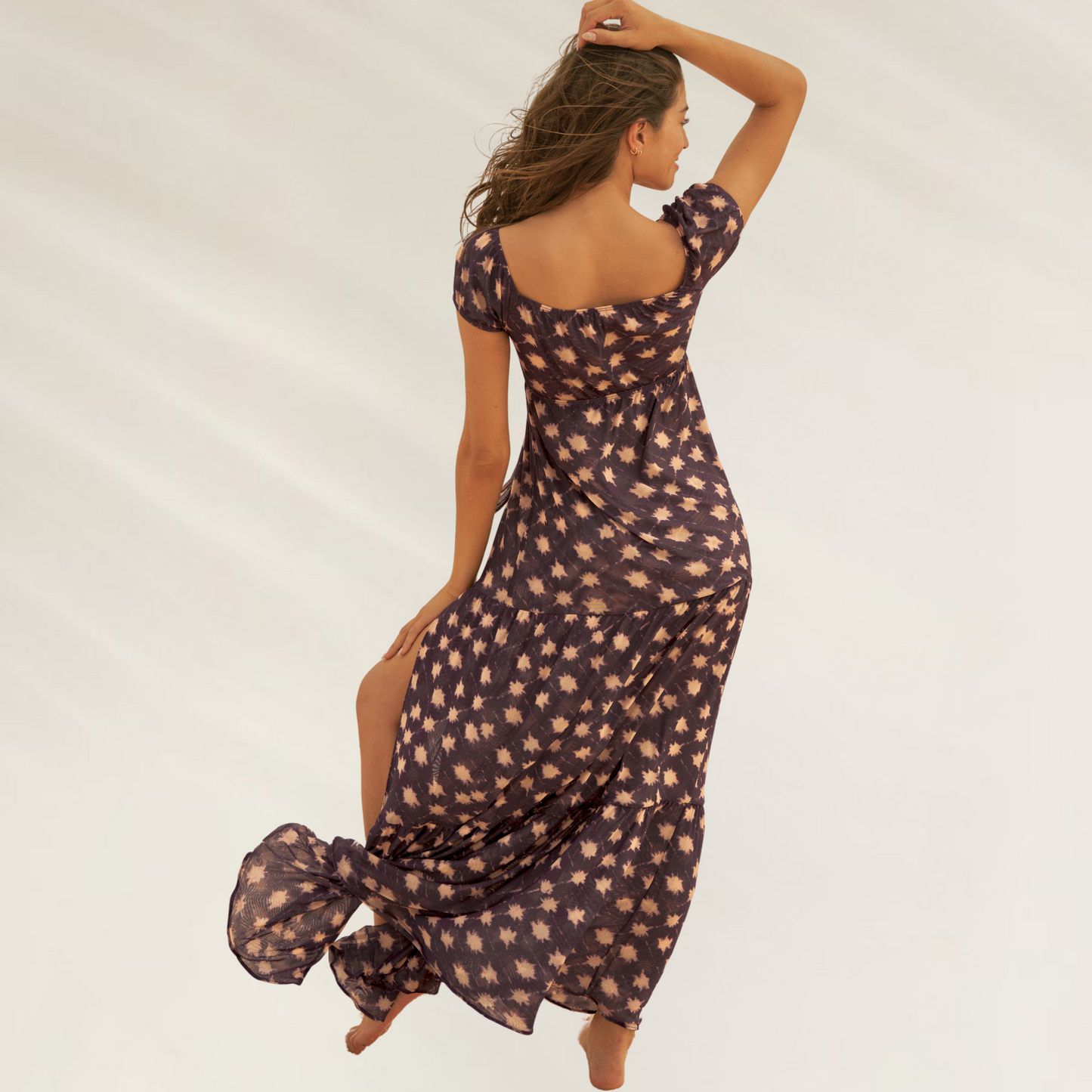 Vista traseira do vestido longo Dylan Eggplant Dye Maaji com estampa floral em tom roxo