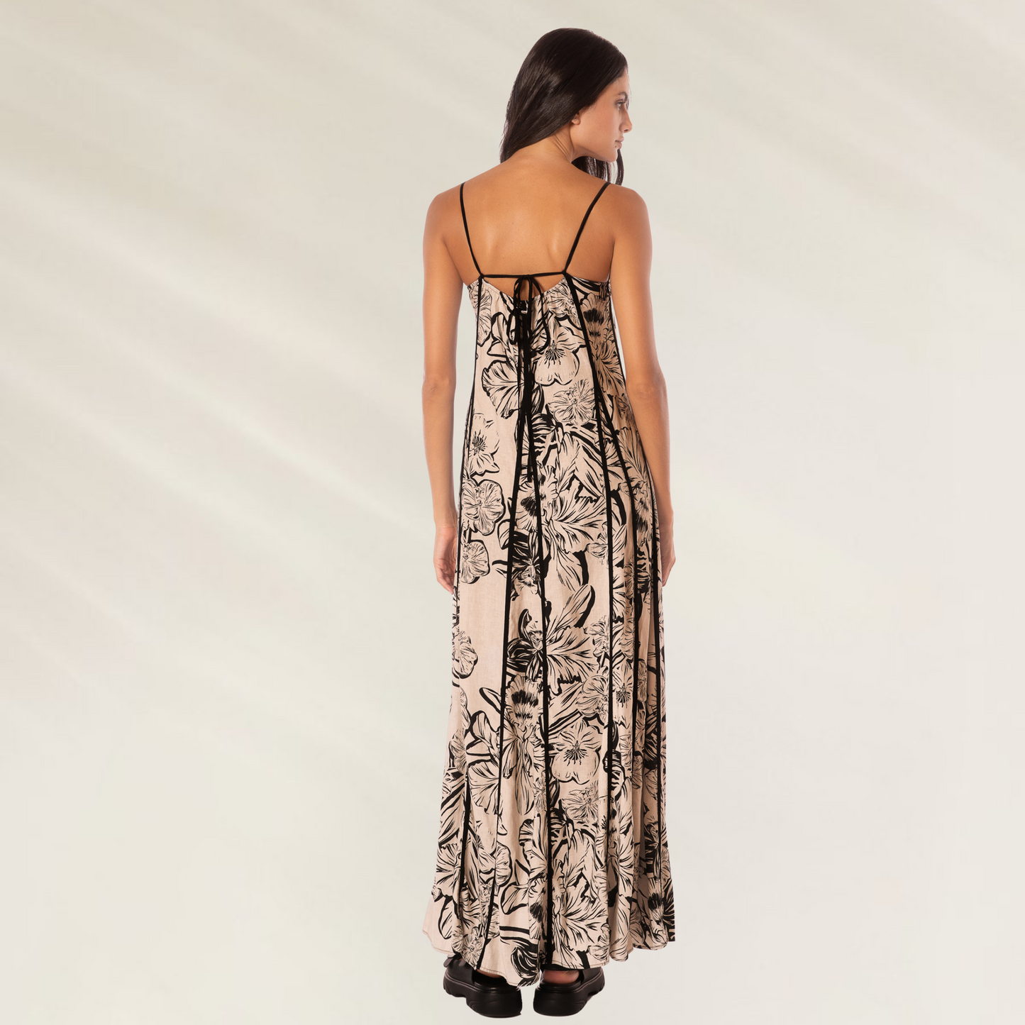 Modelo usando Vestido Longo Lily da Maaji com estampa floral em tons neutros e alças finas