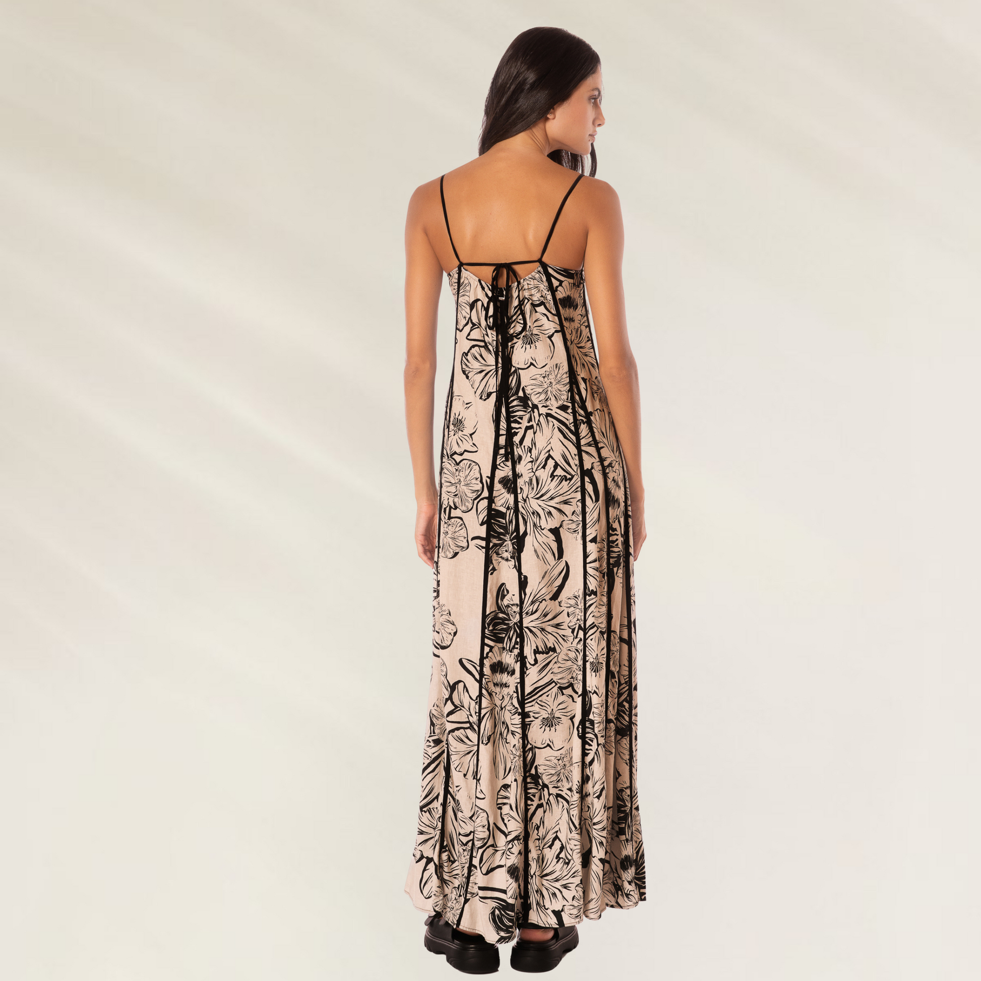 Modelo usando Vestido Longo Lily da Maaji com estampa floral em tons neutros e alças finas