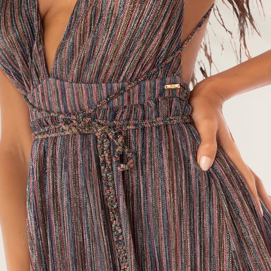 Detalhe do vestido longo Maaji Moon Bay com estampa listrada e faixa ajustável na cintura