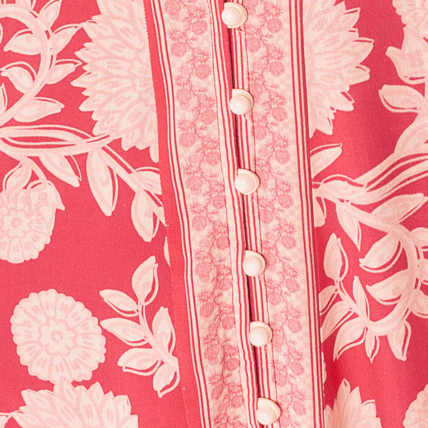 Detalhe de botões e estampa floral rosa do Vestido Longo Oasis Candy Flowery Maaji