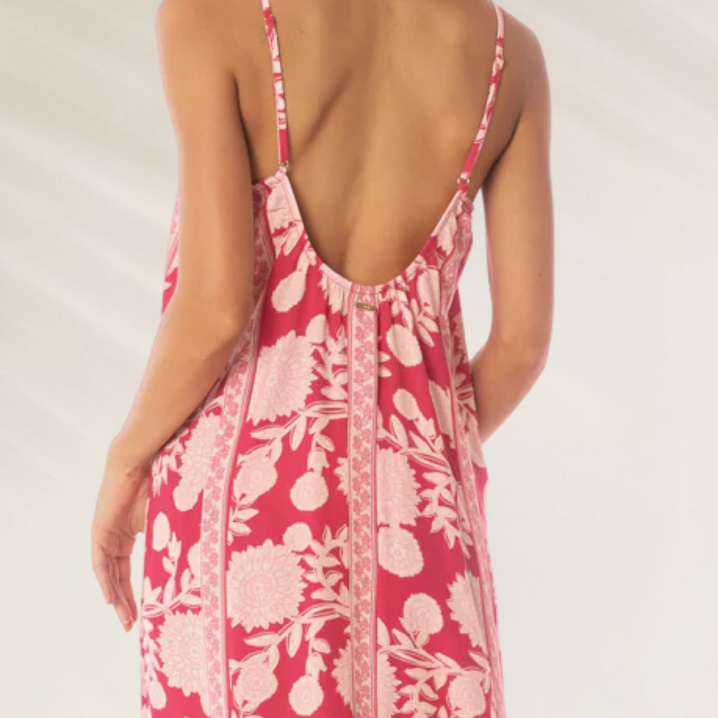 Mulher usando Vestido Longo Oasis Candy Flowery Maaji com estampa floral em tons de rosa e alças finas