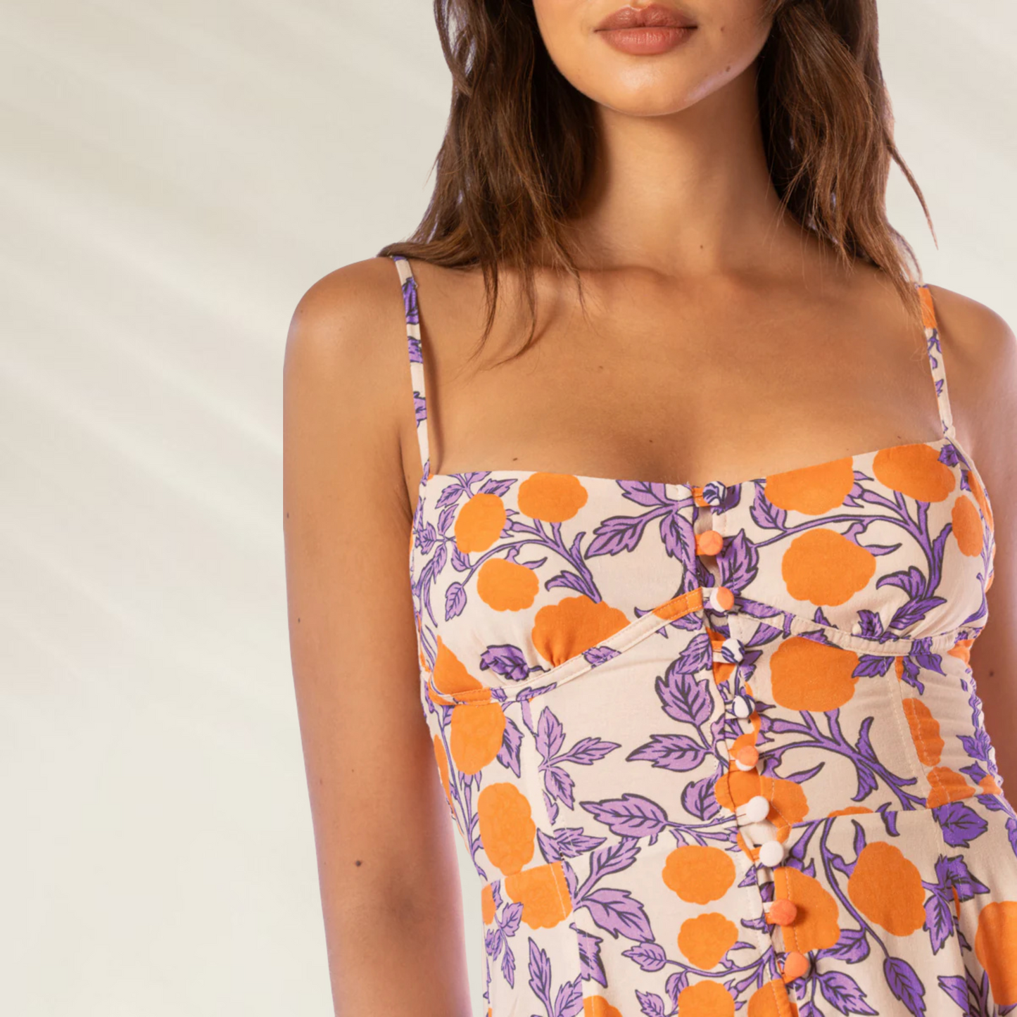 Vestido Longo Sia com Decote Quadrado Maaji com estampa floral laranja e lilás e botões frontais