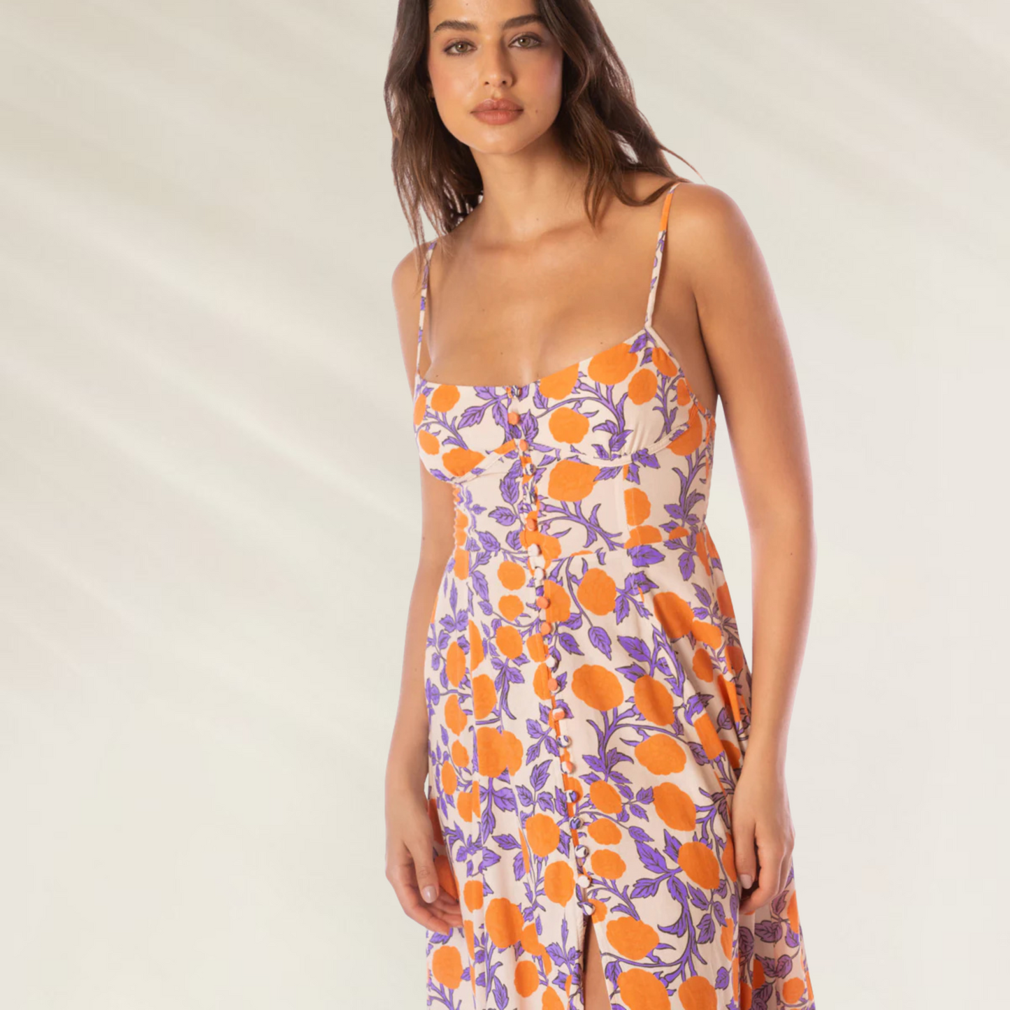 Vestido Longo Sia com Decote Quadrado Maaji estampado com frutas laranja e folhas roxas