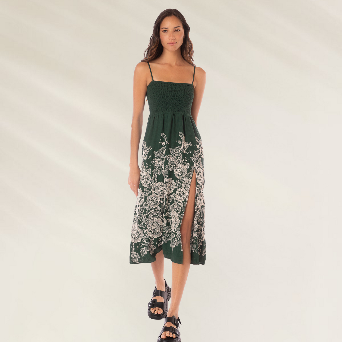 Vestido Maaji Catleya com detalhe de estampa costurada em verde, com fenda e alças finas.