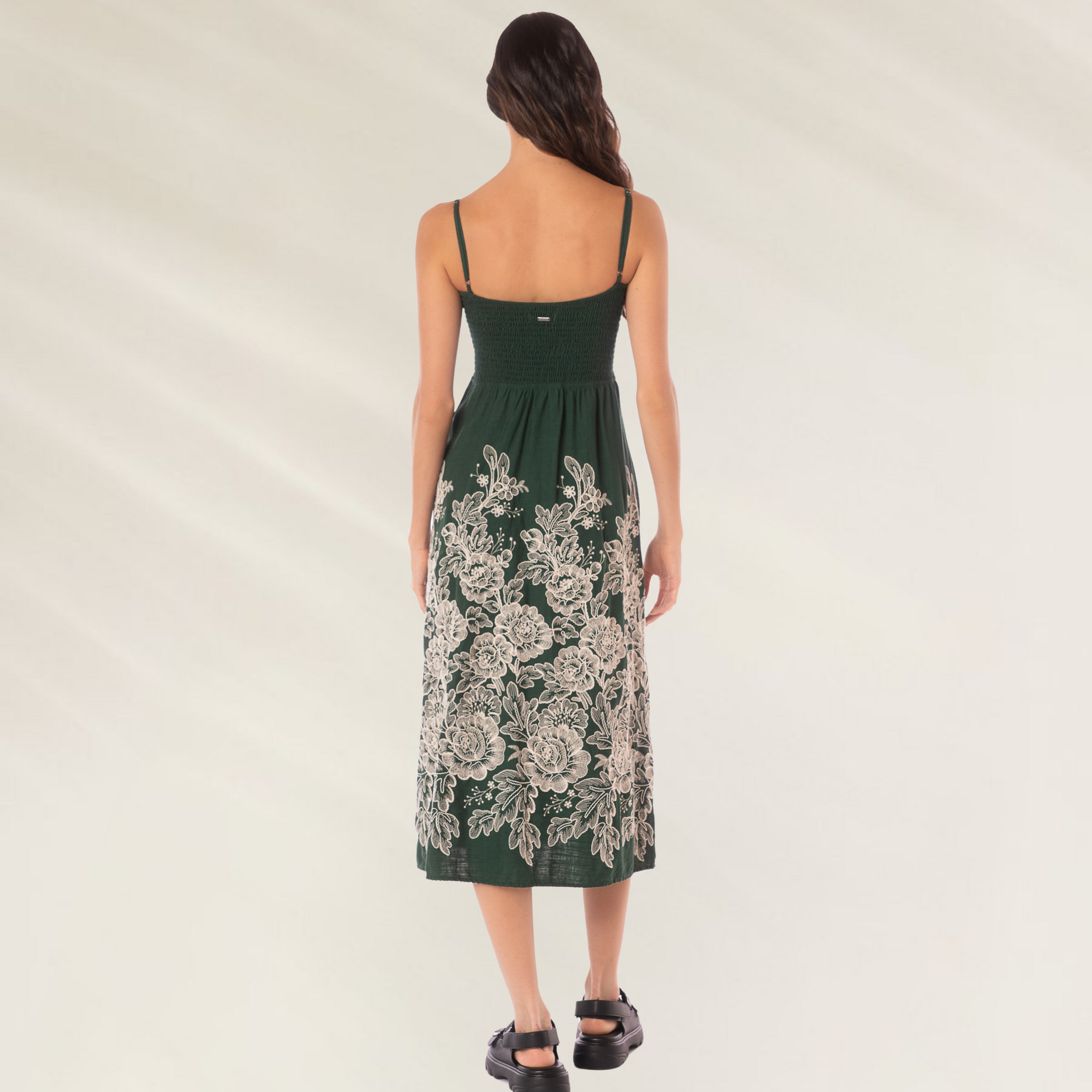 Vestido Maaji Catleya com detalhe de estampa costurada, mostrando a parte de trás e estampas florais em verde