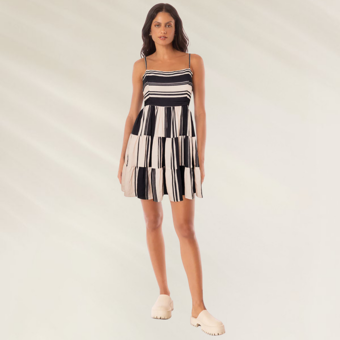 Vestido Maaji em Viscose e Linho Emily curto de alças finas com estampa listrada preta e branca