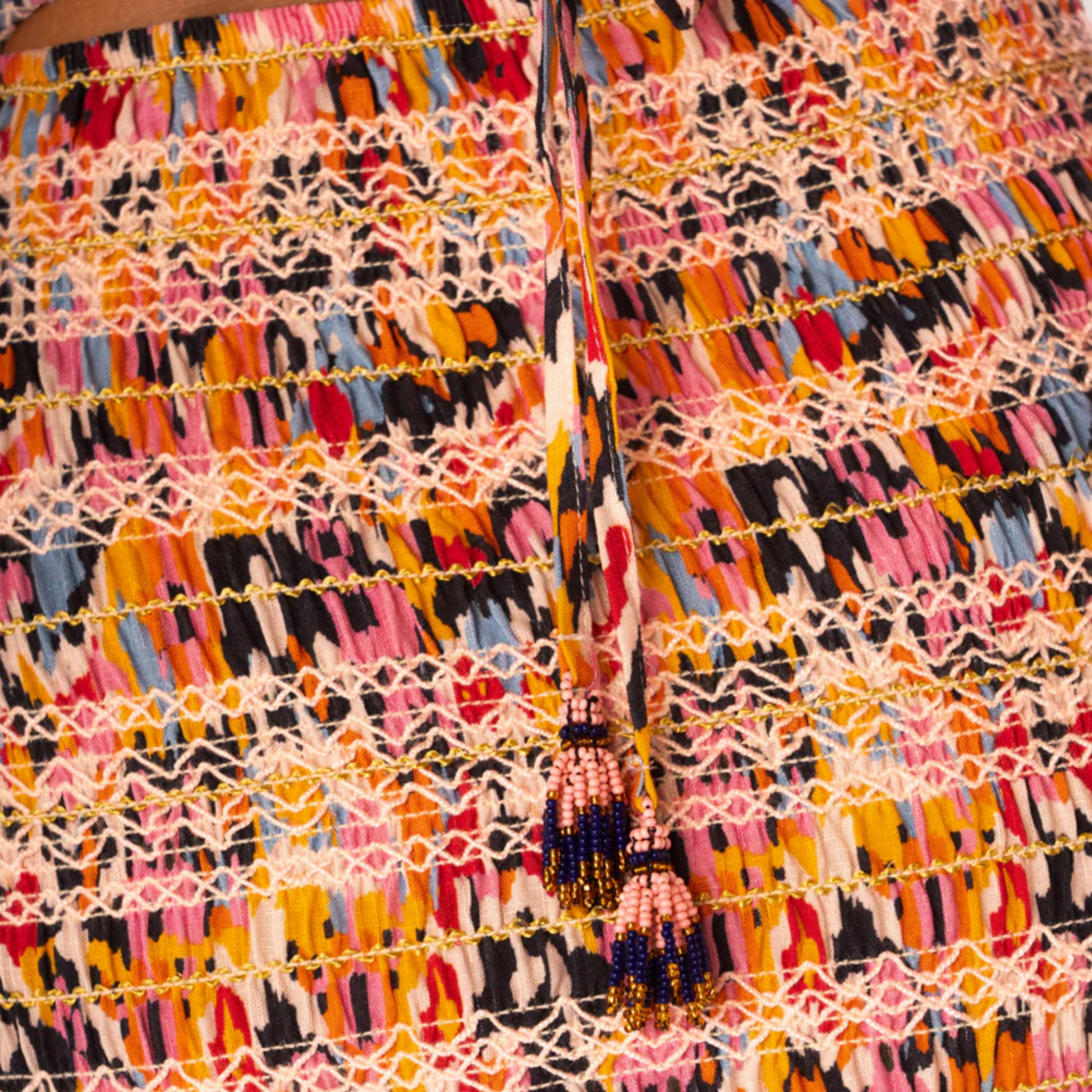 Detalhe do tecido colorido e bordado do Vestido Marta Maaji – 4 Looks num Só da Maaji