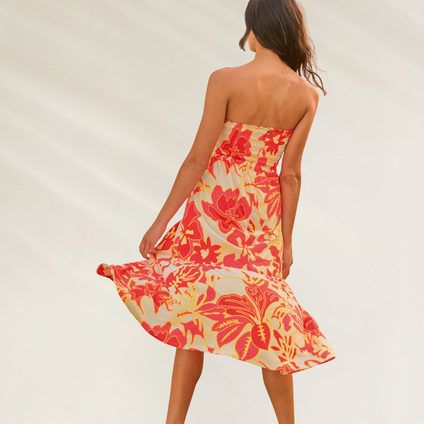 Vestido-Saia Maaji – Versatilidade Incomparável com estampa floral em tons de vermelho e amarelo vibrantes