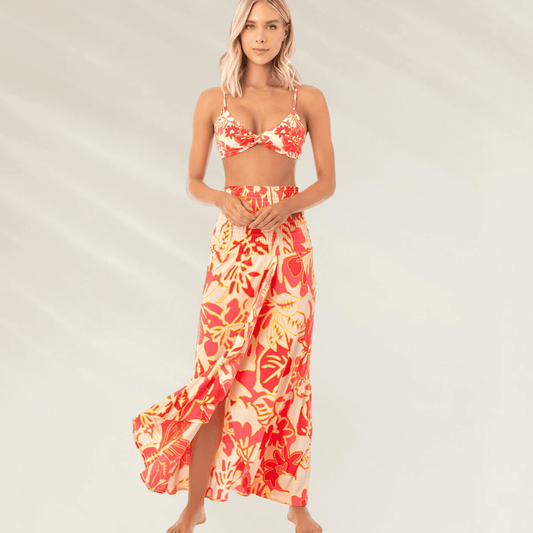 Vestido-Saia Maaji – Versatilidade Incomparável em vestido comprido com estampa floral em tons de vermelho e amarelo