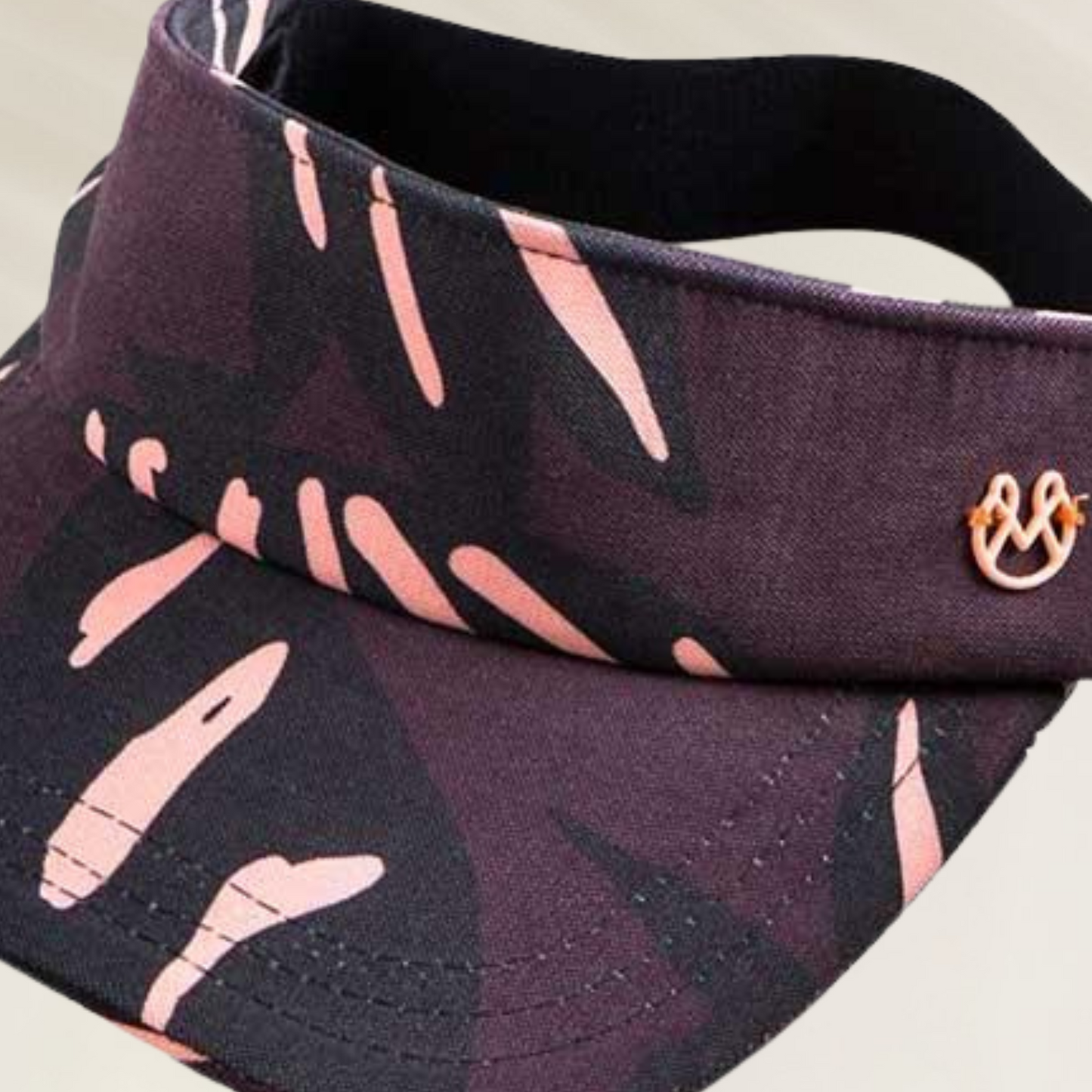 Visor de Praia Maaji – Acessório Essencial de Verão em tecido roxo com estampa rosa e logo metálico