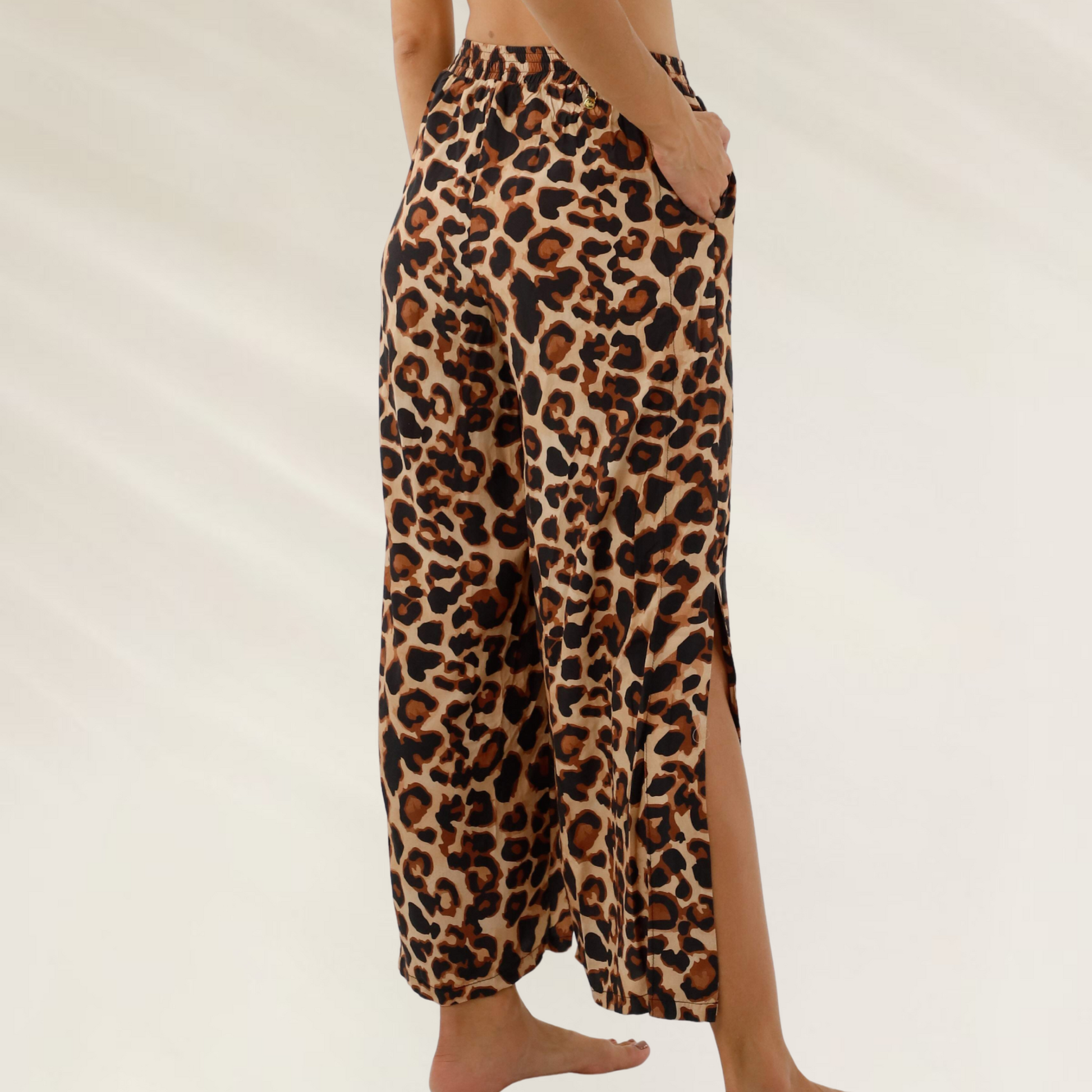 Calças Estampa Animal Print com Abertura Lateral Malai em tecido leve com elástico na cintura