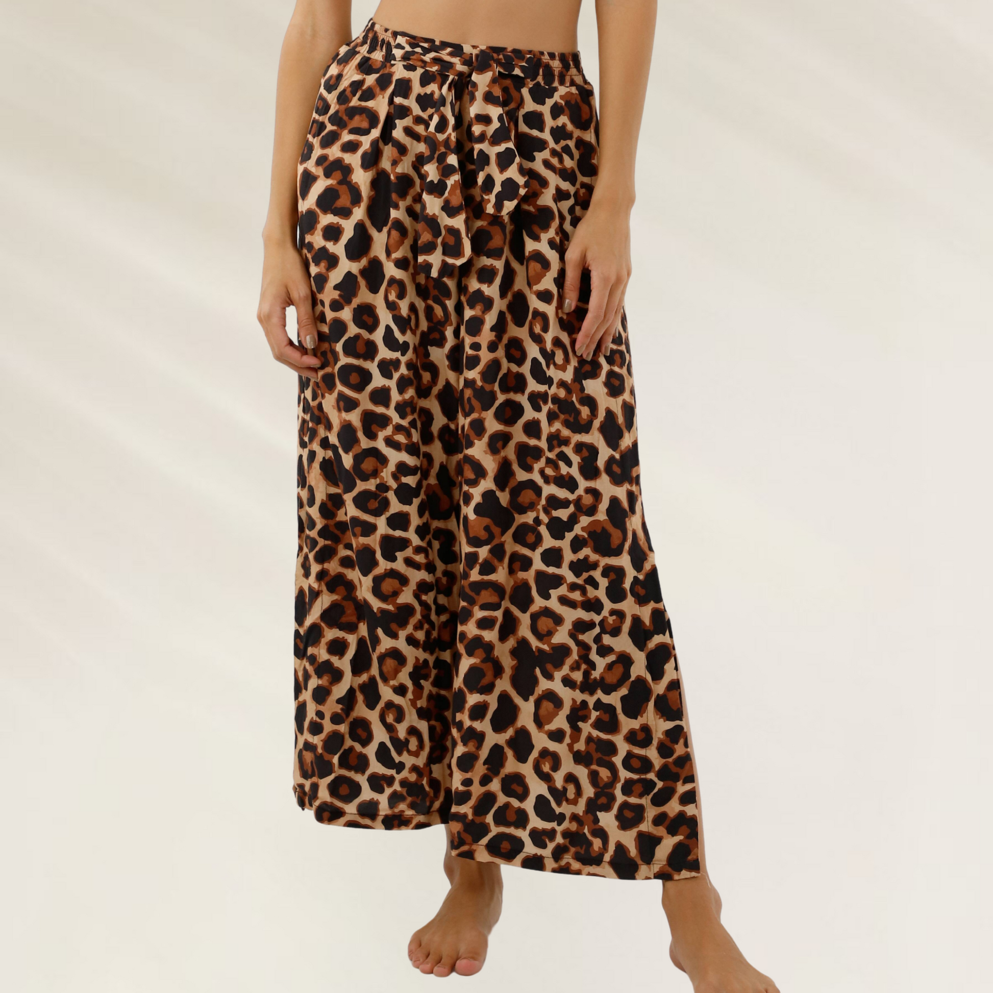 Calças Estampa Animal Print com Abertura Lateral Malai em tecido leve com estampa de oncinha e cintura alta