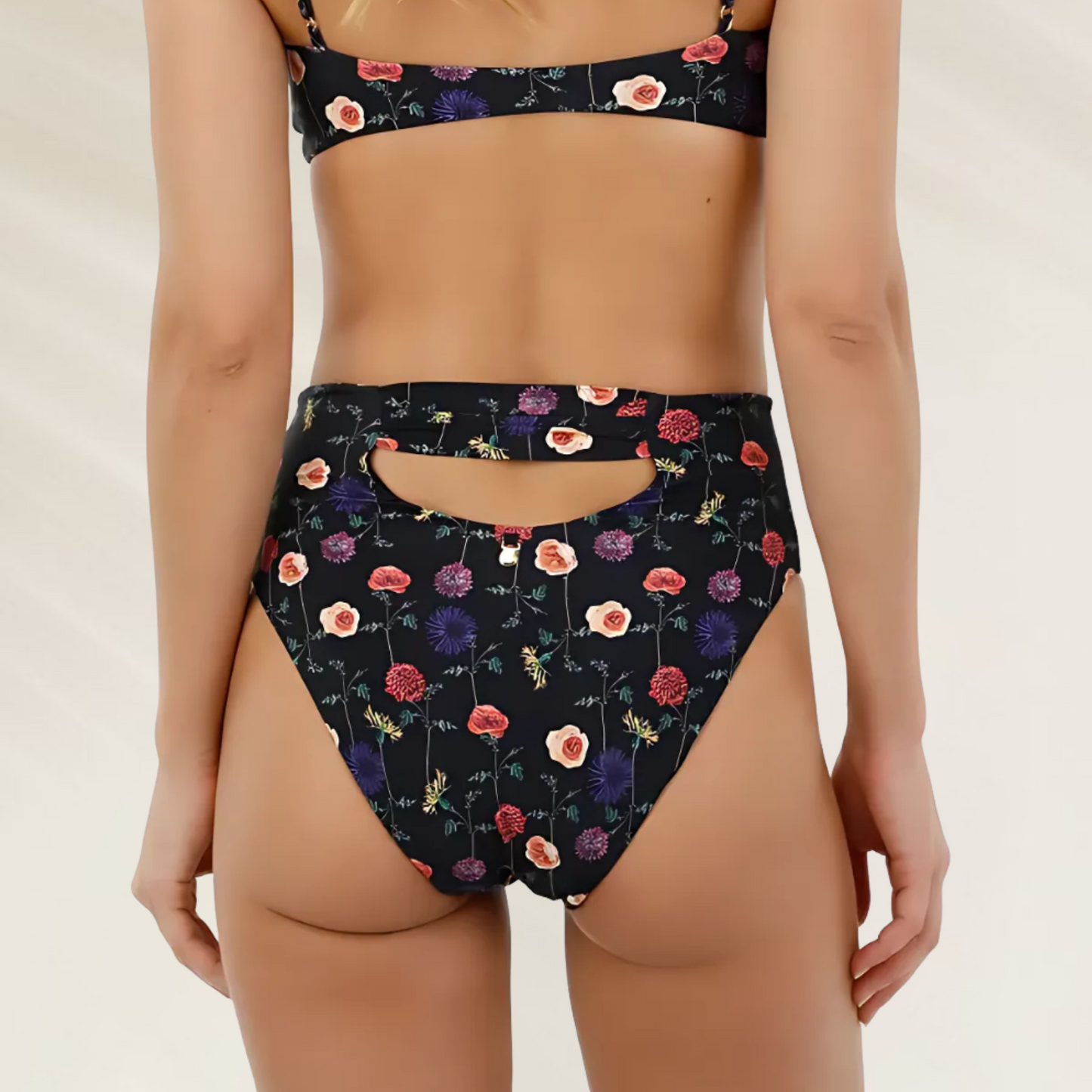 Cueca Alta com Abertura atrás e padrão Romântico Malai em tecido floral escuro para biquíni feminino