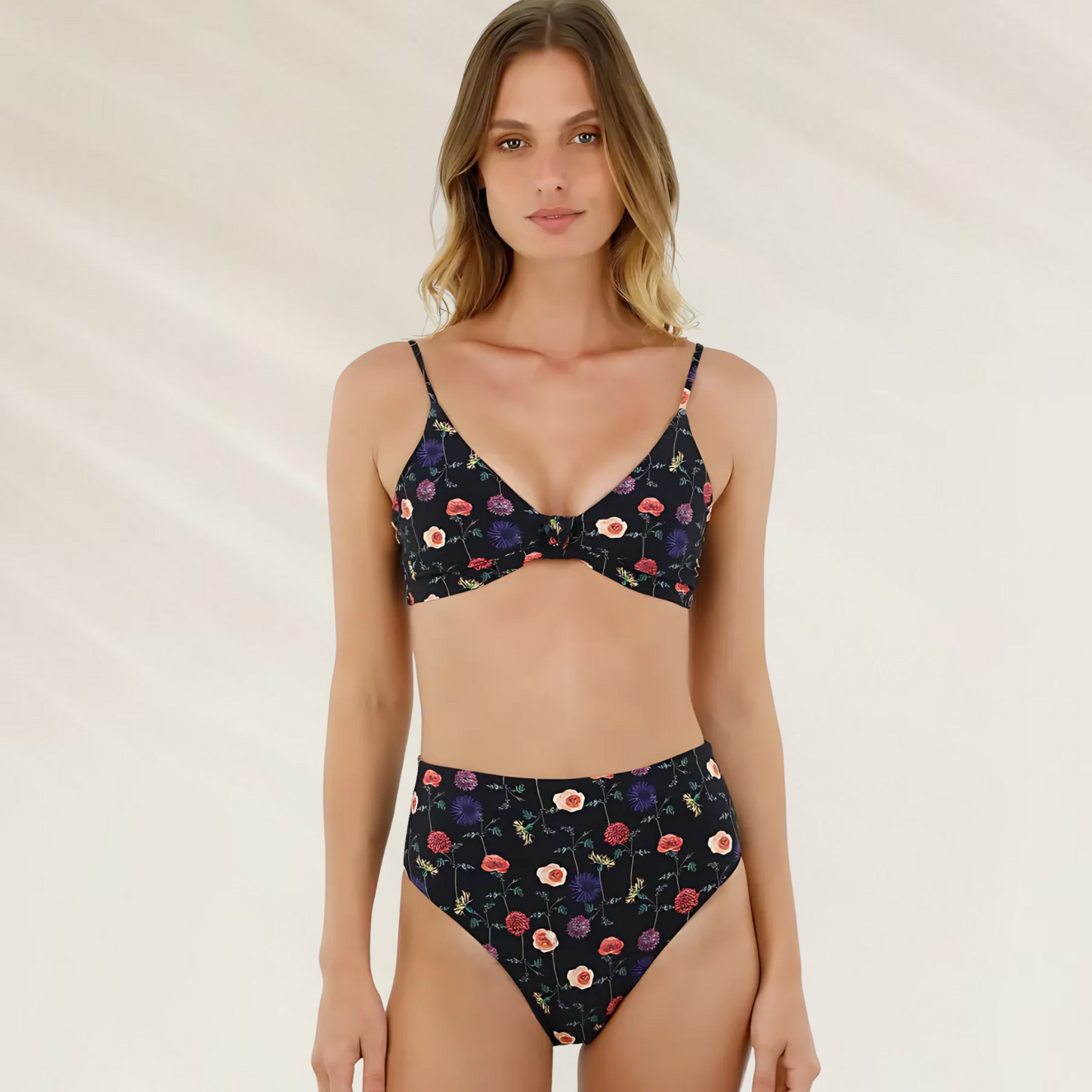 Cueca Alta com Abertura atrás e padrão Romântico Malai em modelo feminina com estampa floral escura