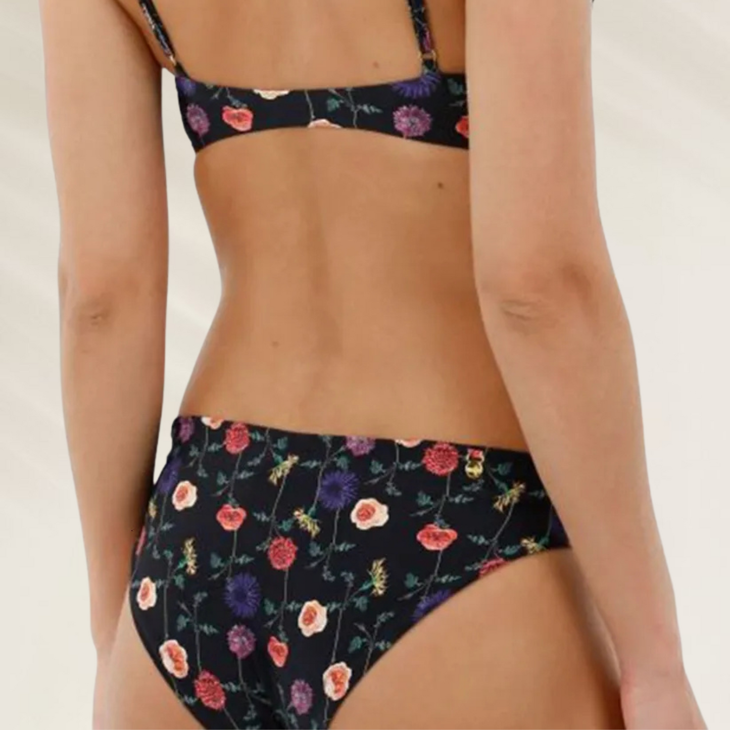 Mulher usando Cueca de Biquíni Malai com Corte Médio e Reversível com estampa floral colorida