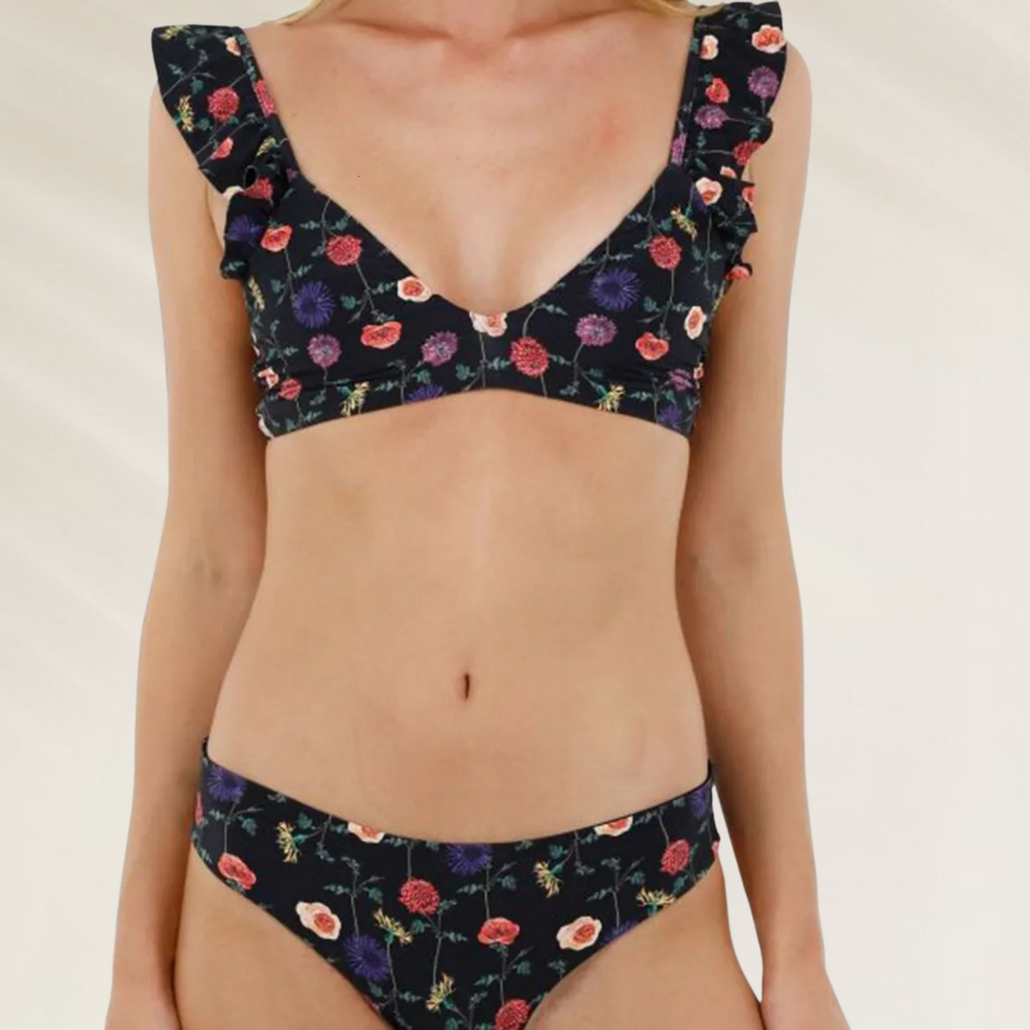 Mulher usando cueca de biquíni Malai com corte médio e reversível em estampa floral escura