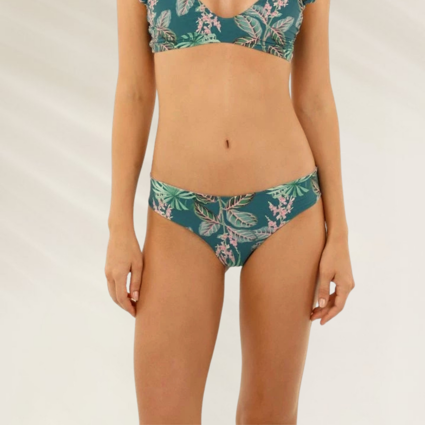 Modelo usando Cueca Malai Reversível com Corte Intermédio. Biquíni verde com estampa tropical e corte médio