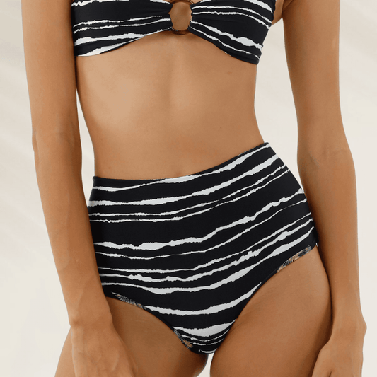 Cueca Reversível Cintura Alta Malai em estampa preta com branco estilo biquíni feminino