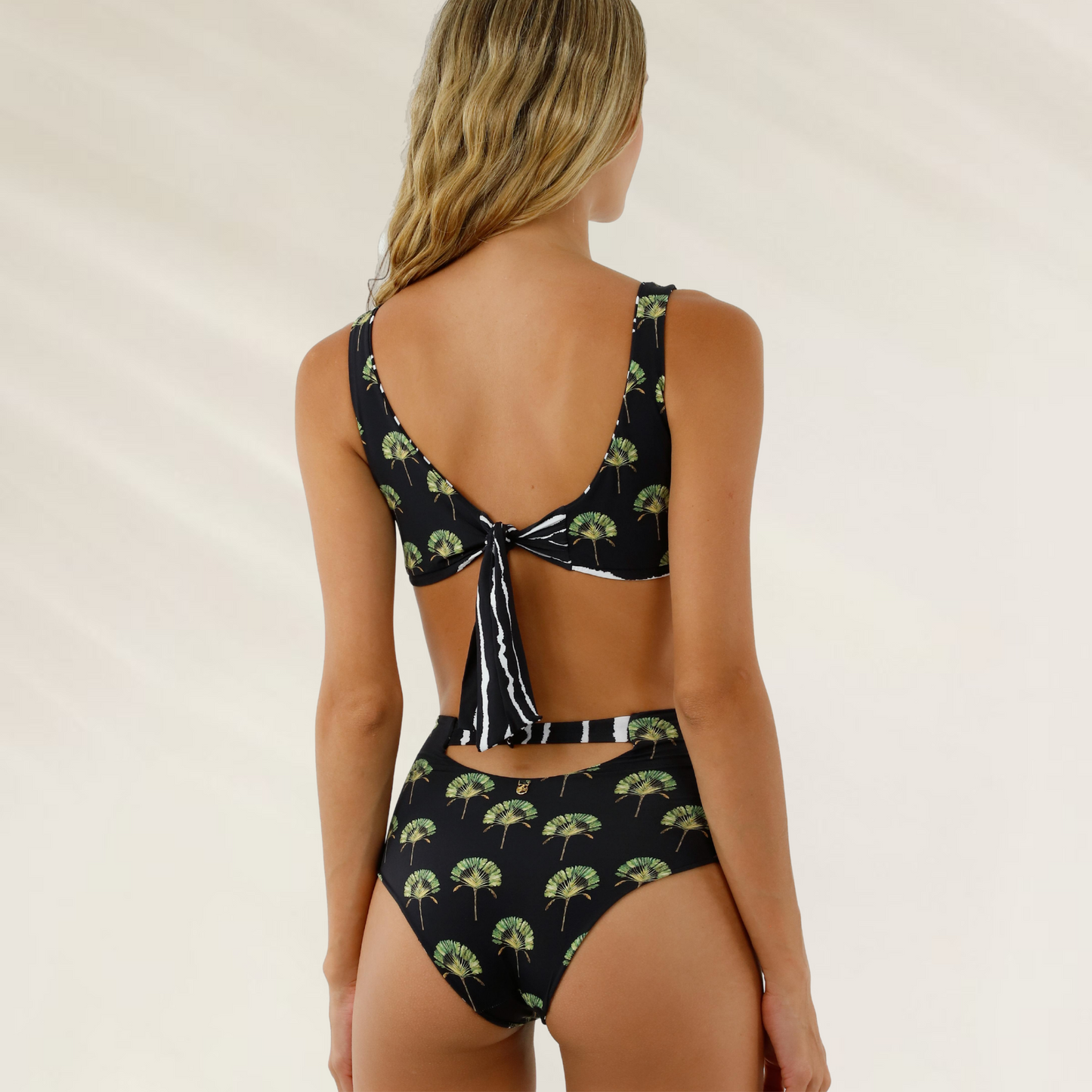 Mulher vestindo cueca de biquini com estampa de árvore e laço nas costas Cueca Reversível Cintura Alta Malai