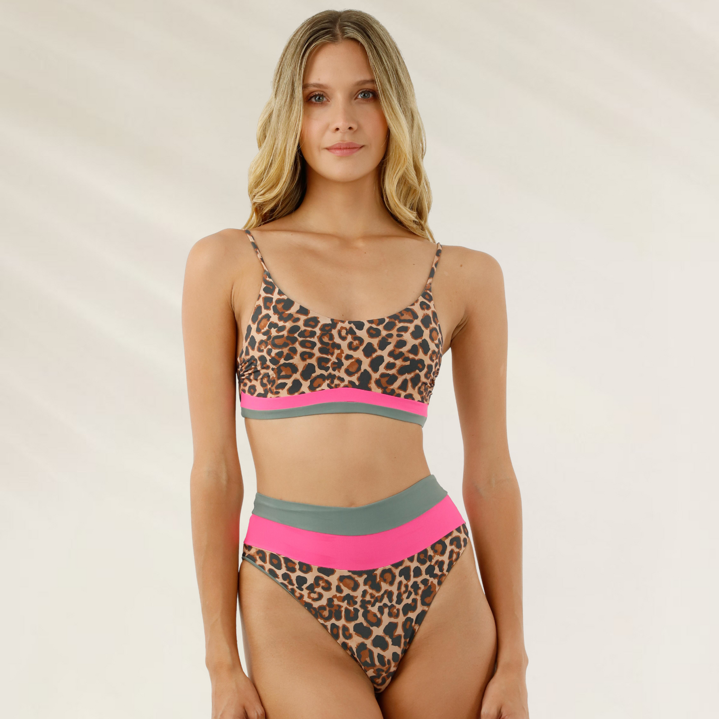 Cueca Reversível de Cintura Subida print animal Malai com estampa de oncinha e faixa rosa e cinza