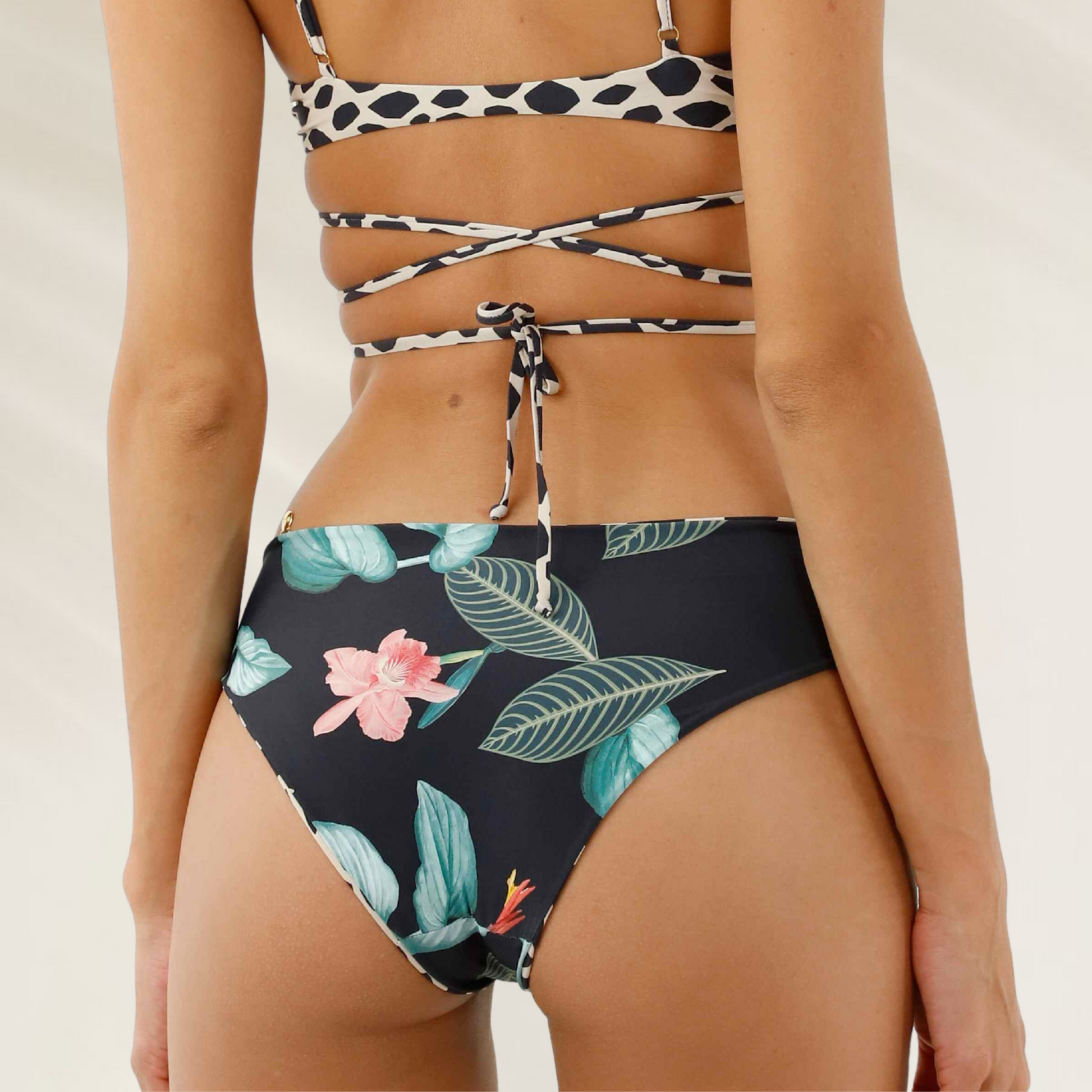 Cueca Reversível de Corte Médio Malai com estampa floral em fundo preto vista por trás
