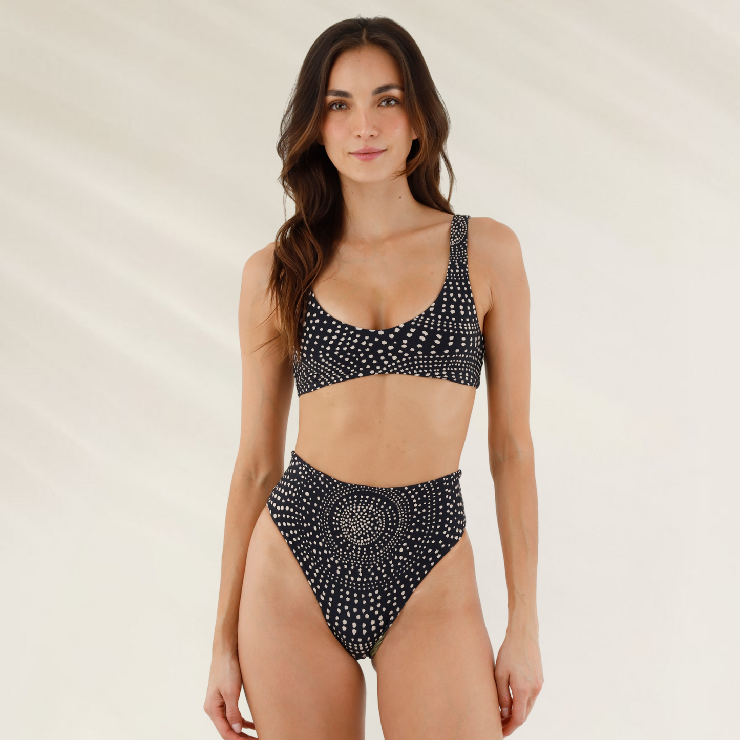 Mulher usando Cueca Reversível Malai Cintura Alta com Estilo Retro-Chic preta com estampas brancas