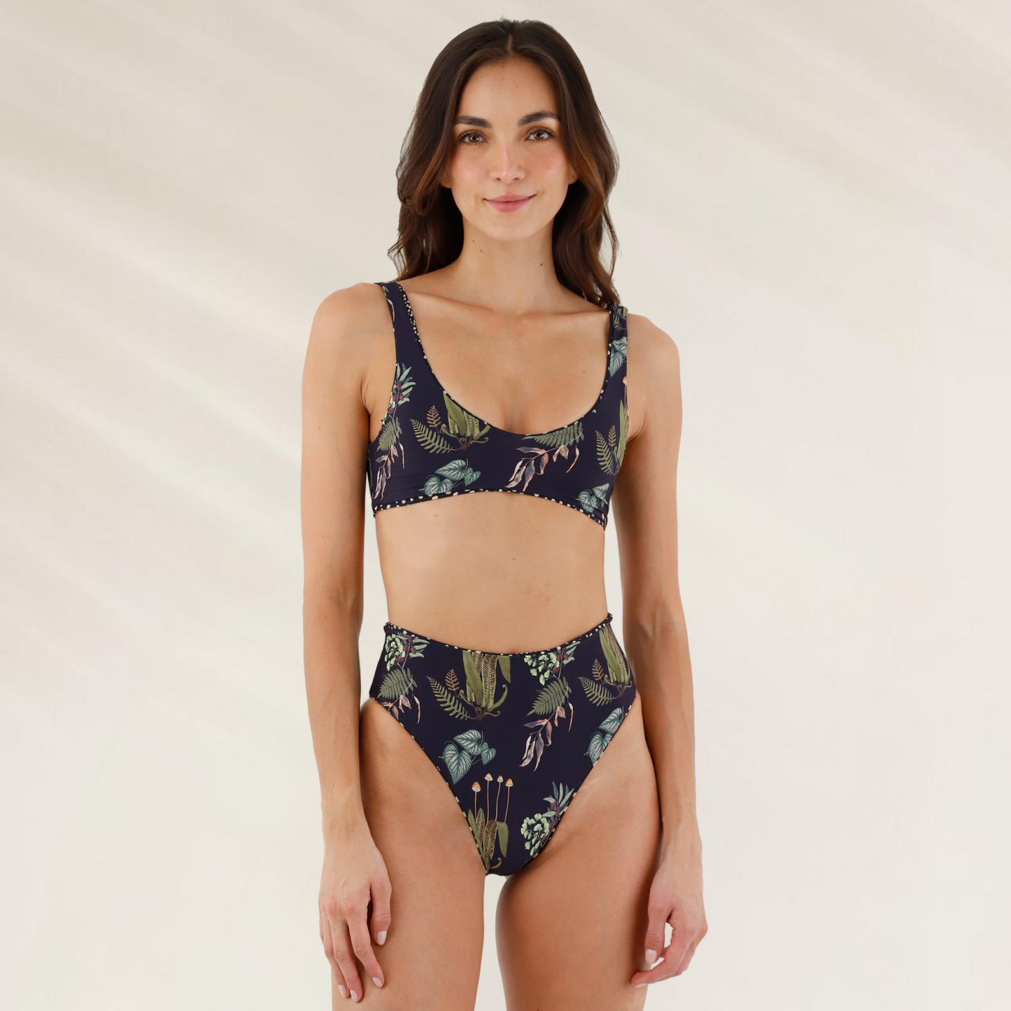 Cueca Reversível Malai Cintura Alta com Estilo Retro-Chic em estampa floral escura com modelo feminino