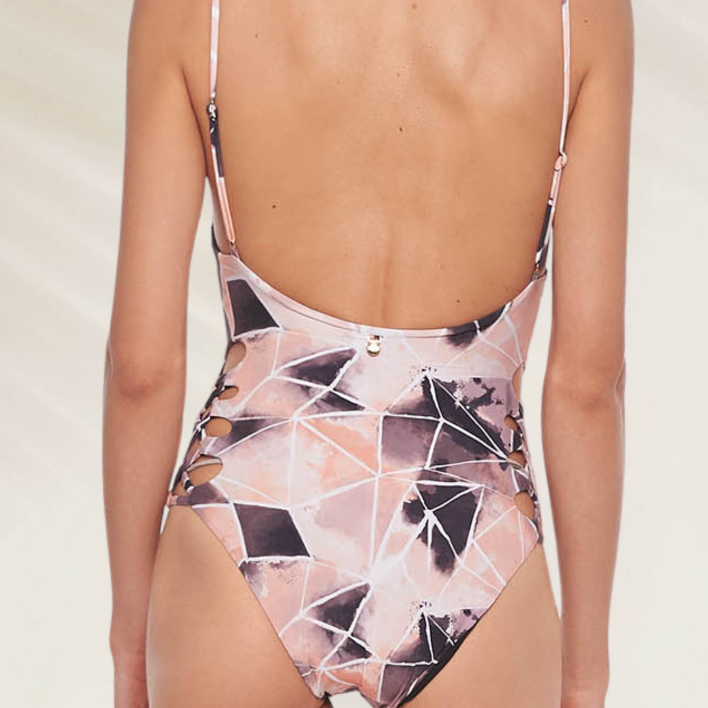 Fato de Banho Malai com Estampado Geométrico e Aberturas Laterais em tons rosa e preto visto de costas