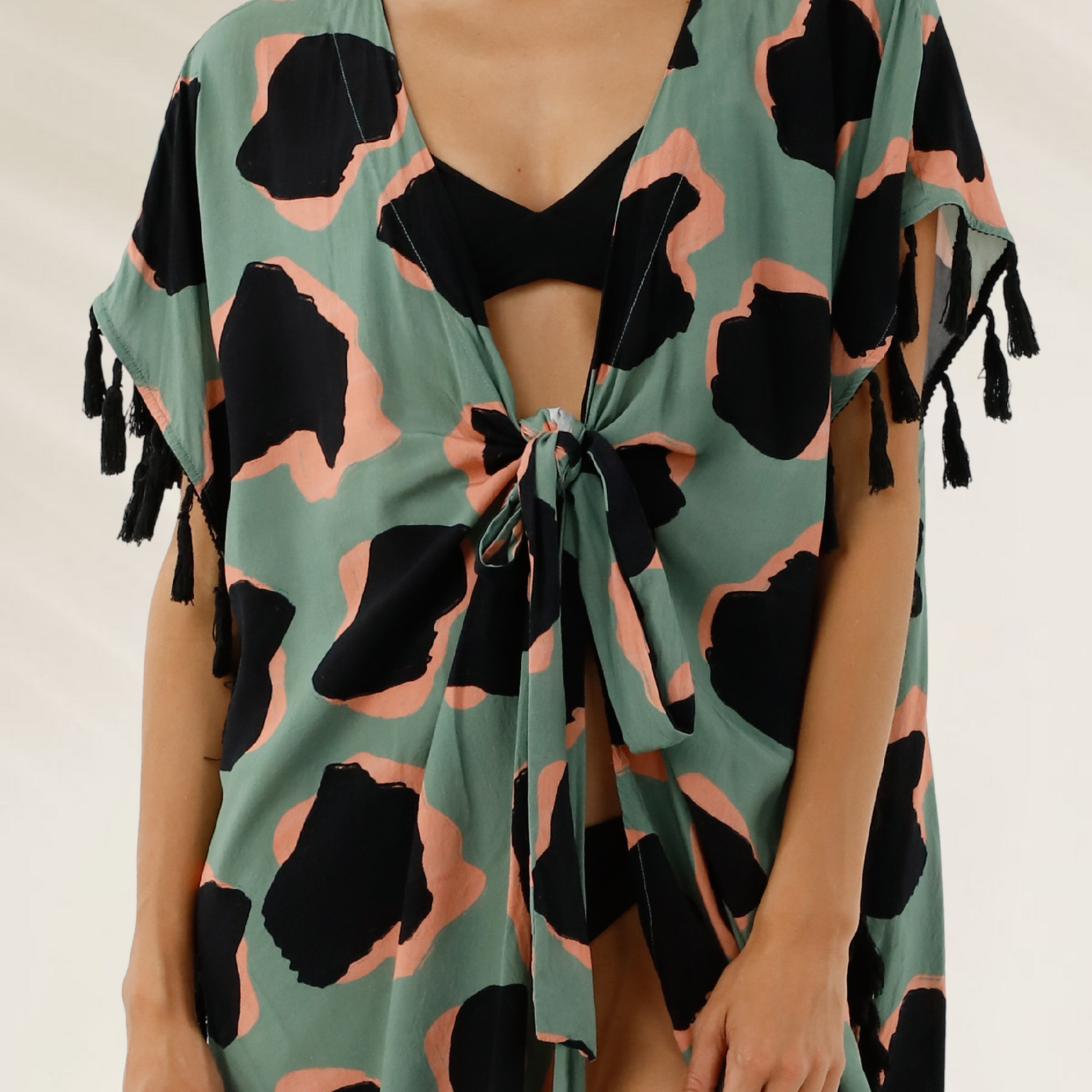 Kaftan Malai com Estampa Moderna e Detalhe de Pompoms em tecido leve e amarração frontal