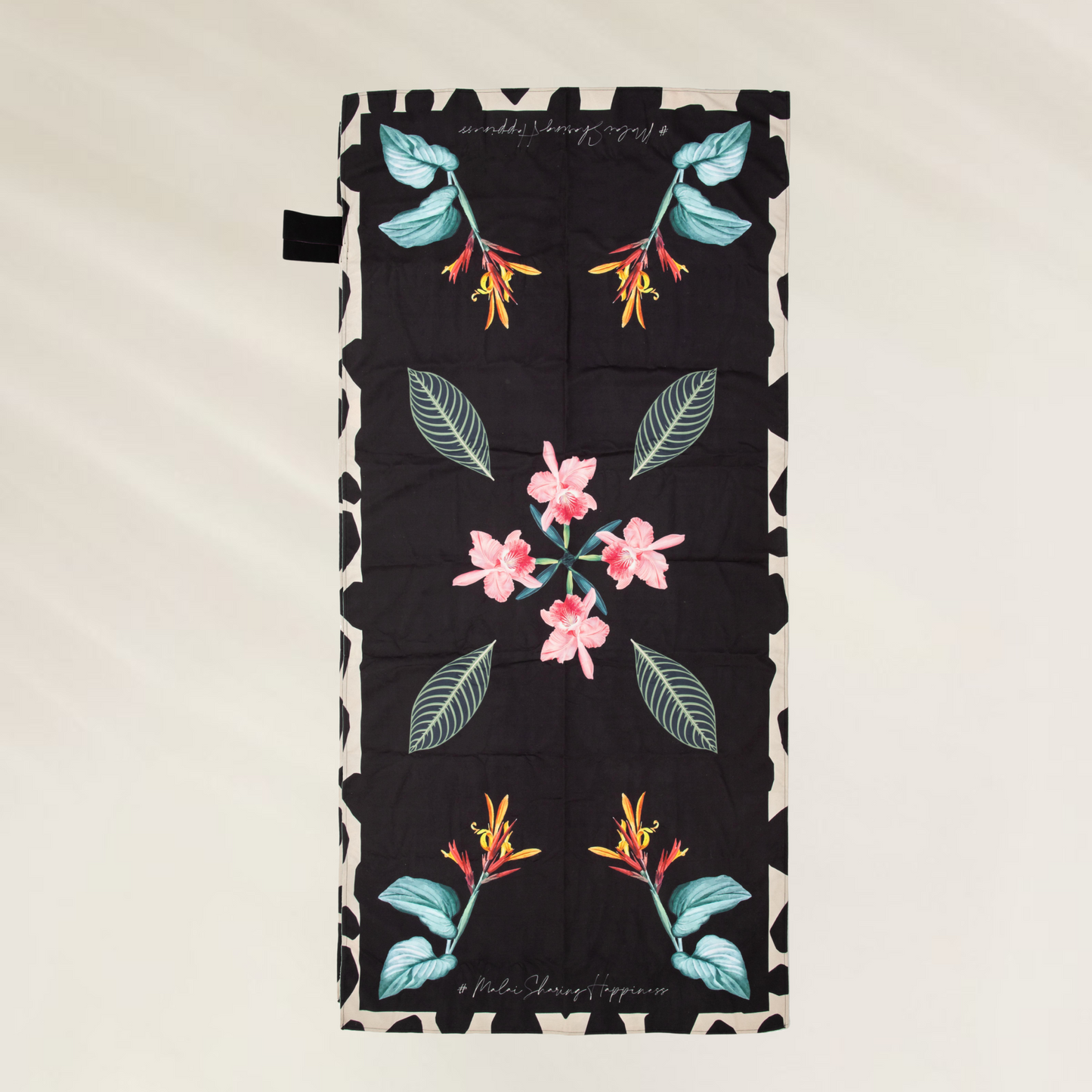 Toalha de Praia Malai – Leveza, Estilo e Praticidade com estampa floral colorida e fundo preto